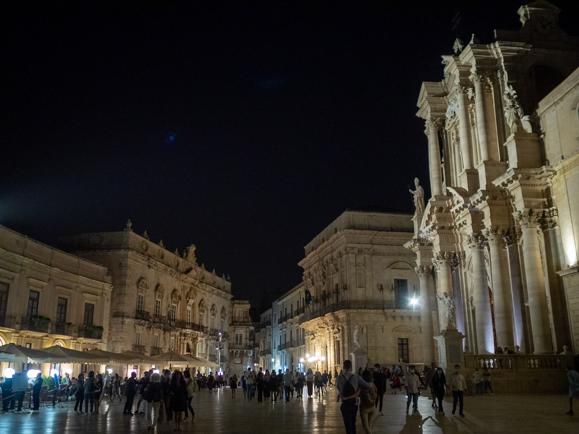 Syracuse Piazza del Duomo at night