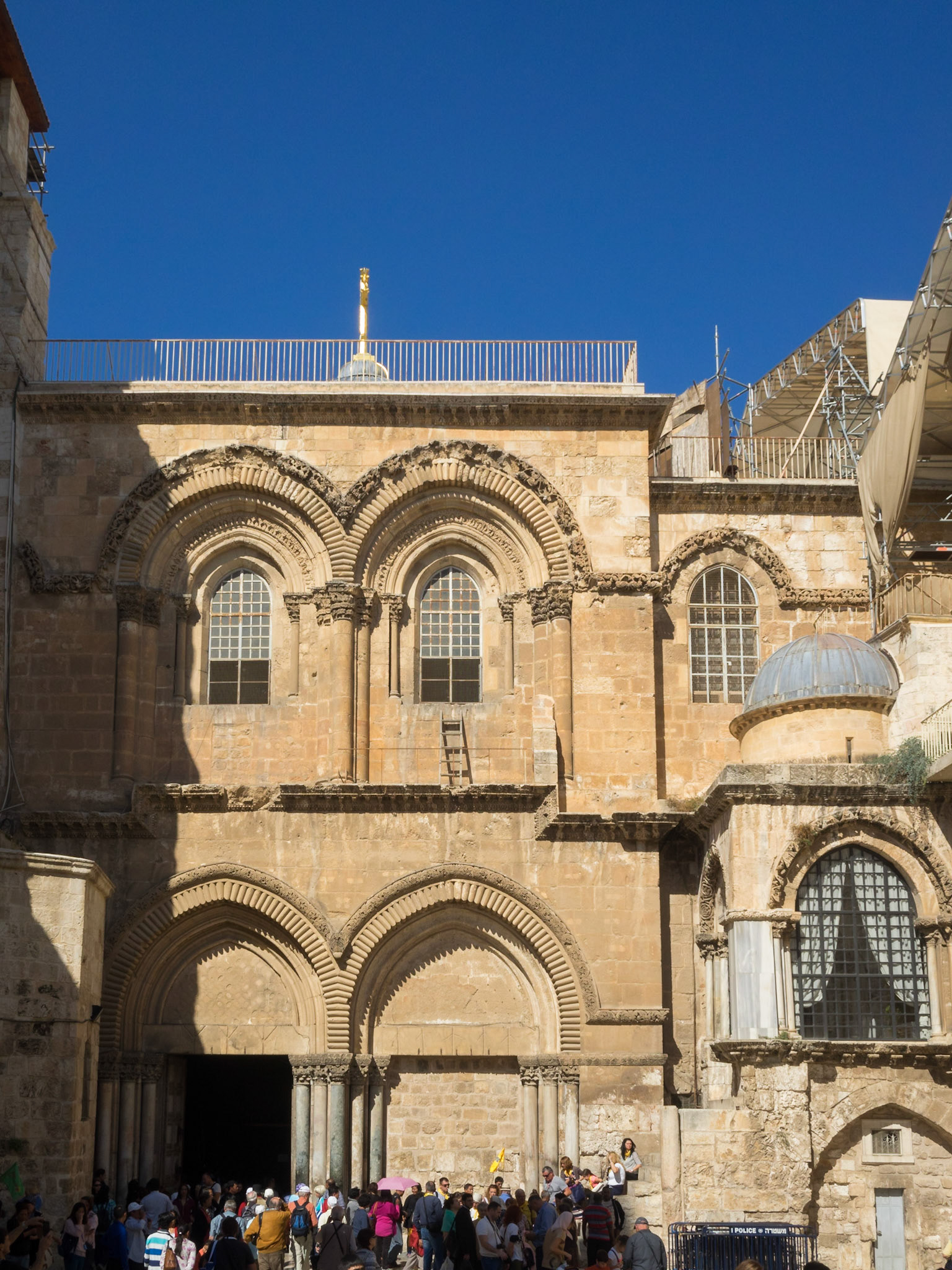 The crowd in front of the Church of the Holy Sepulcher]