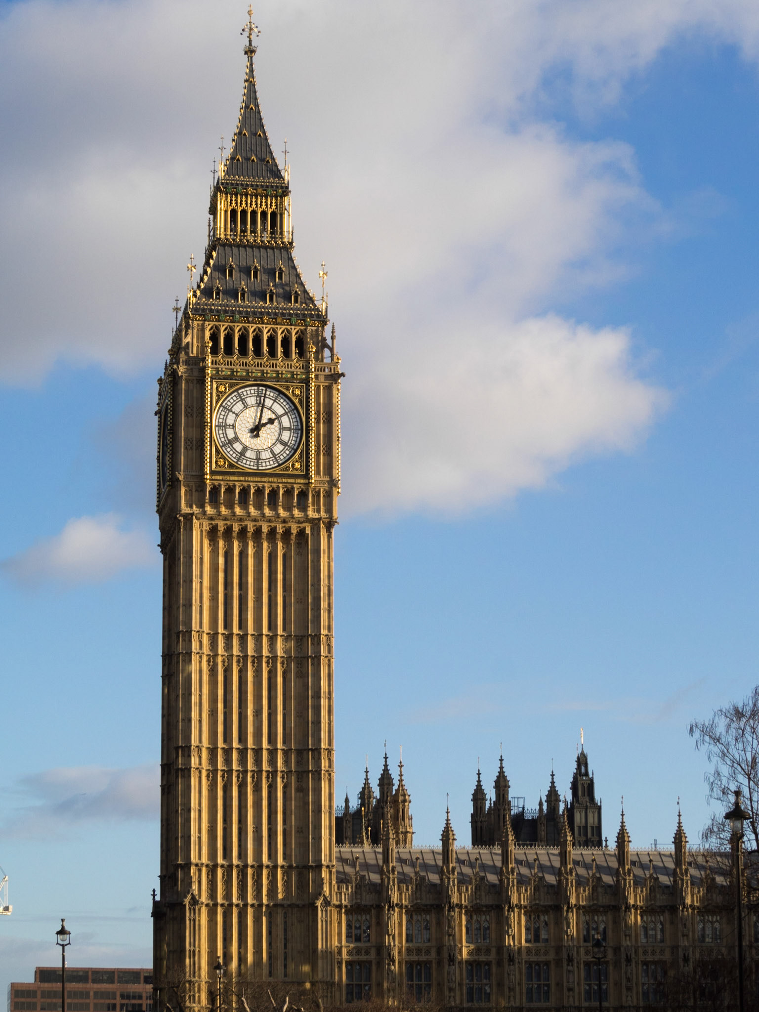 Big Ben clock tower at the end of day light