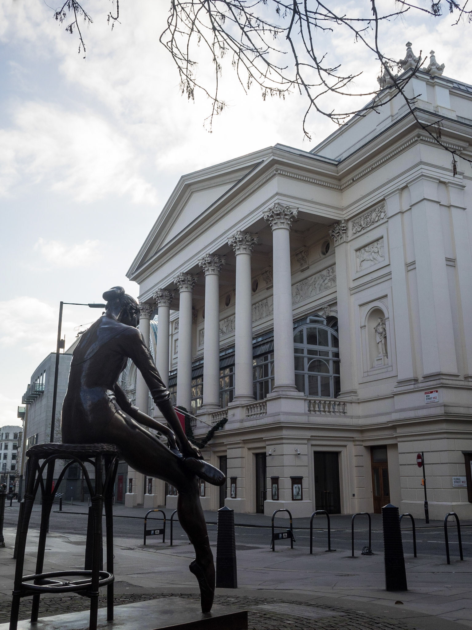 Ballerina statue in front of the Royal Opera House