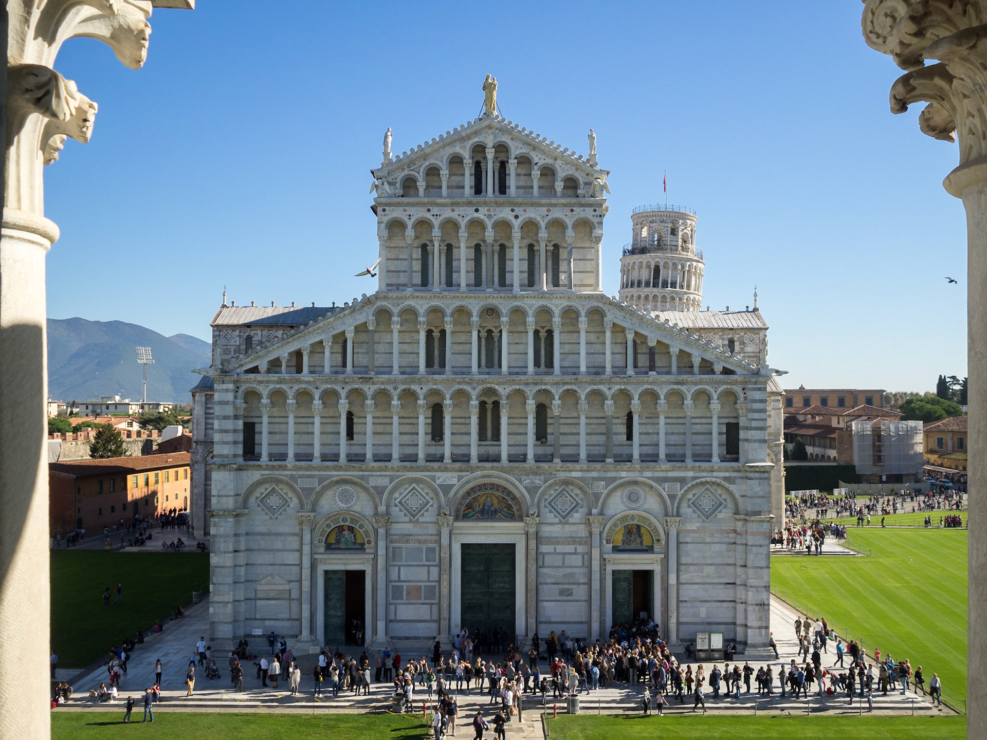 The crowds by Pisa Duomo