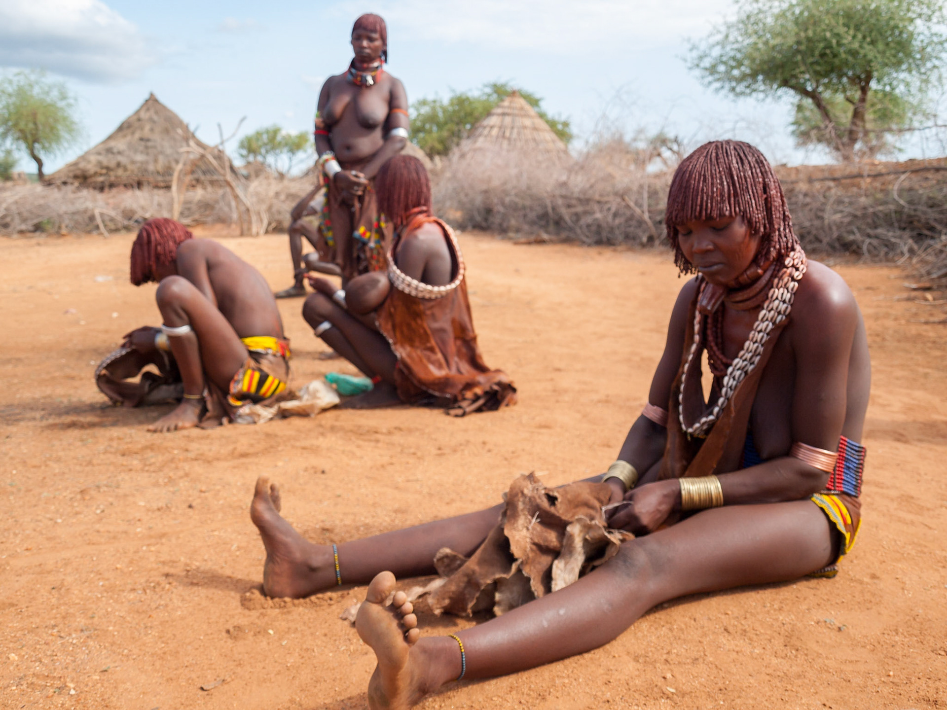 Hamer women in village