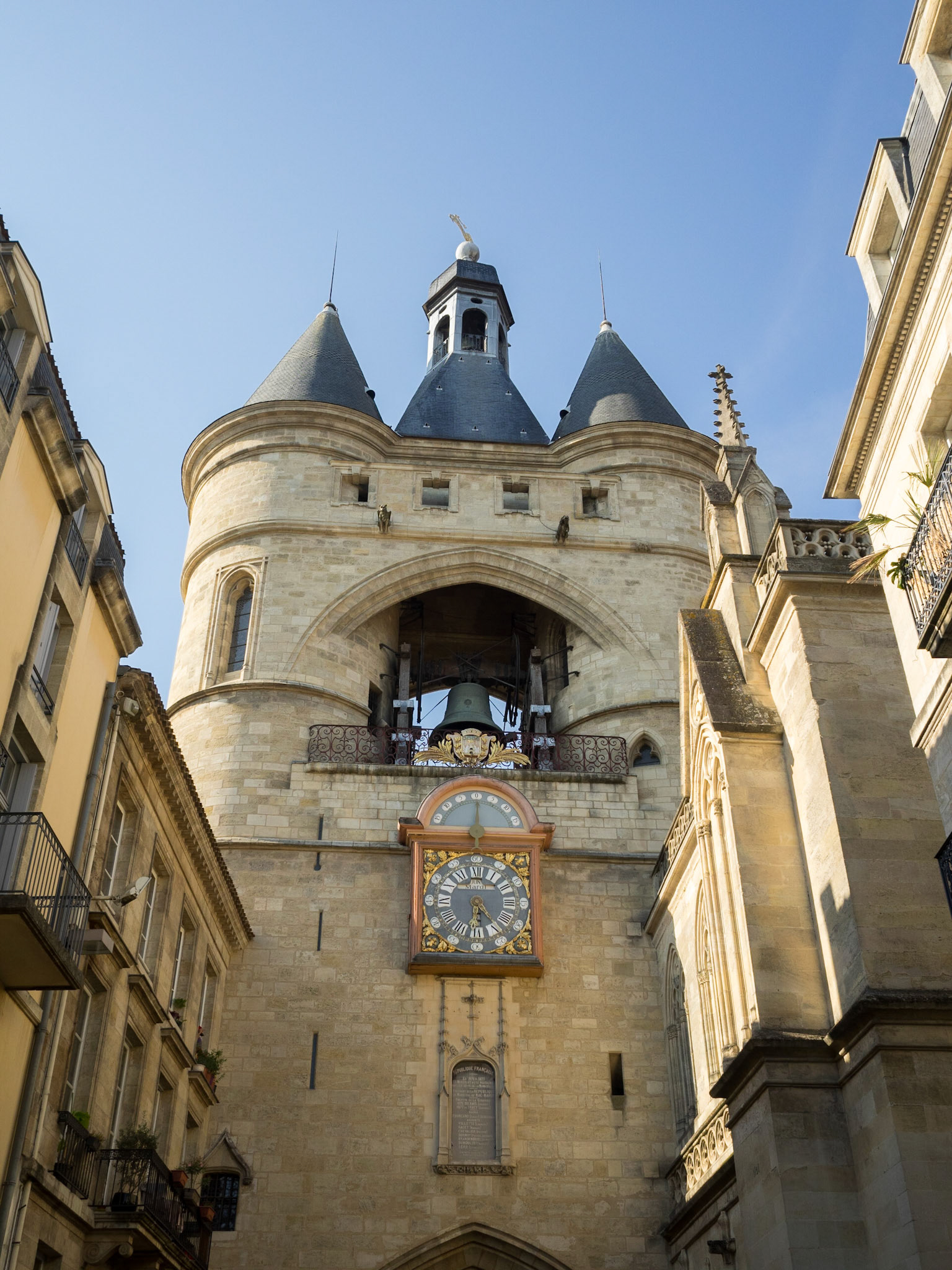 Clock and bell tower of Église catholique Saint-Eloi between the buildings
