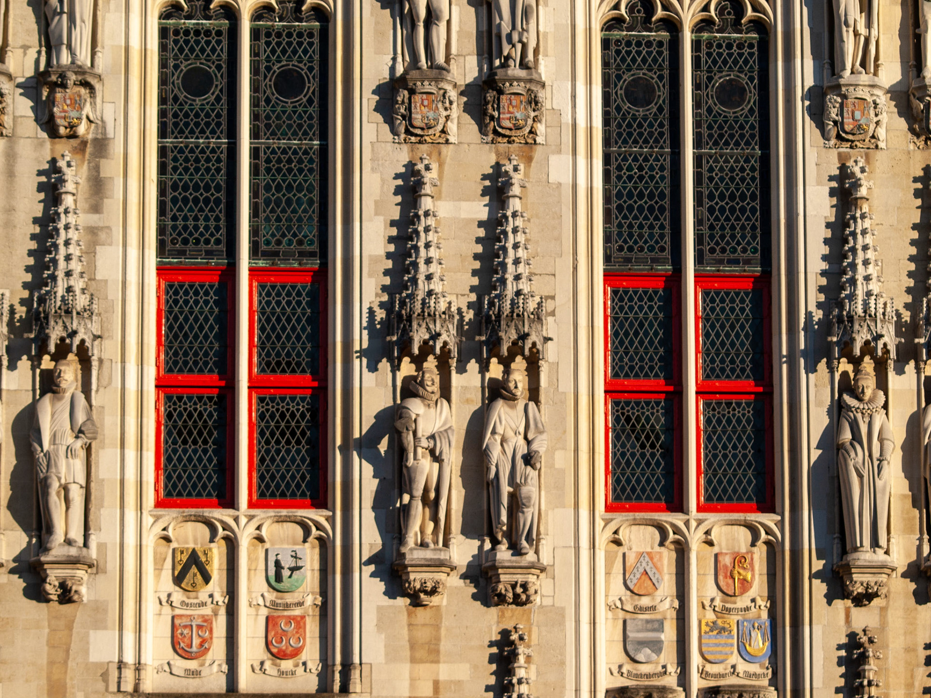 Bruges Stadhuis facade statues