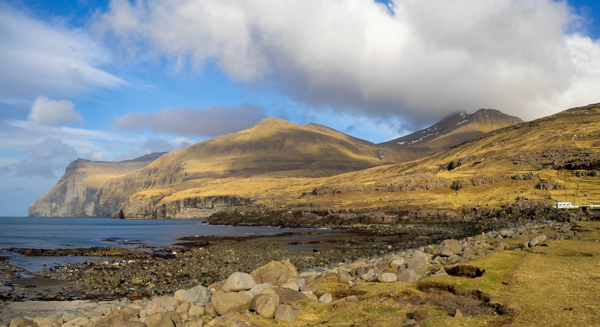 Horn, Sandfelli and Gráfelli mountains by Eiðisflógvi gulf