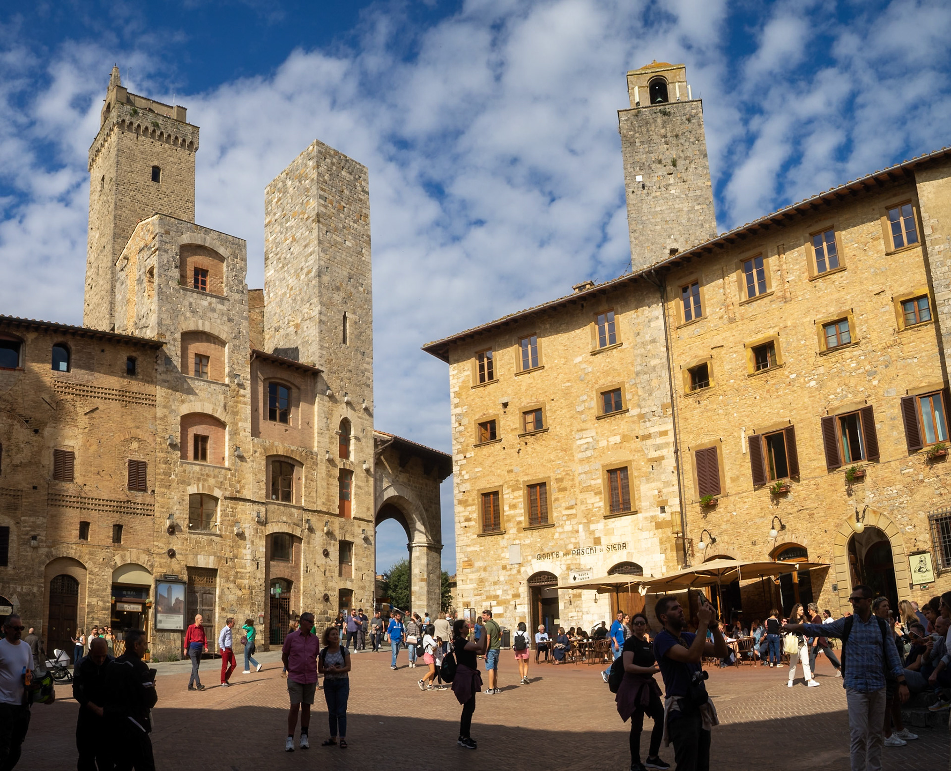 Tourists strall Piazza della Cisterna, San Gimignano