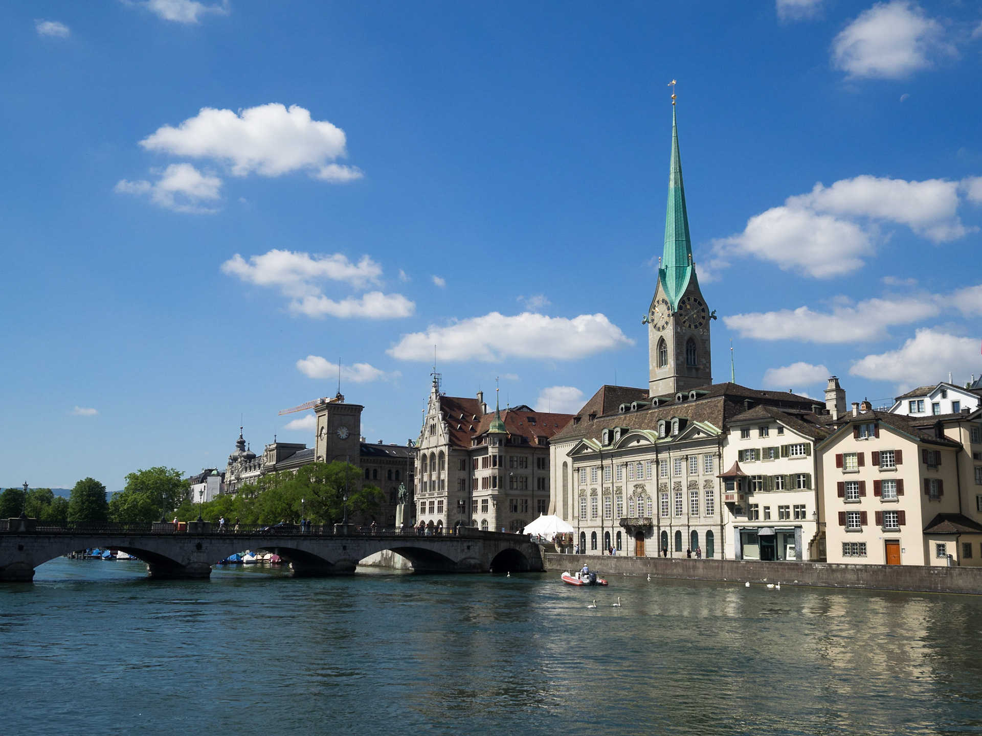 Munsterbrucke over Limmat River