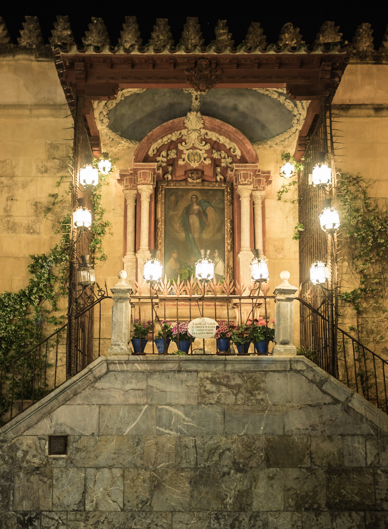 Altar de la Virgen de los Faroles by night
