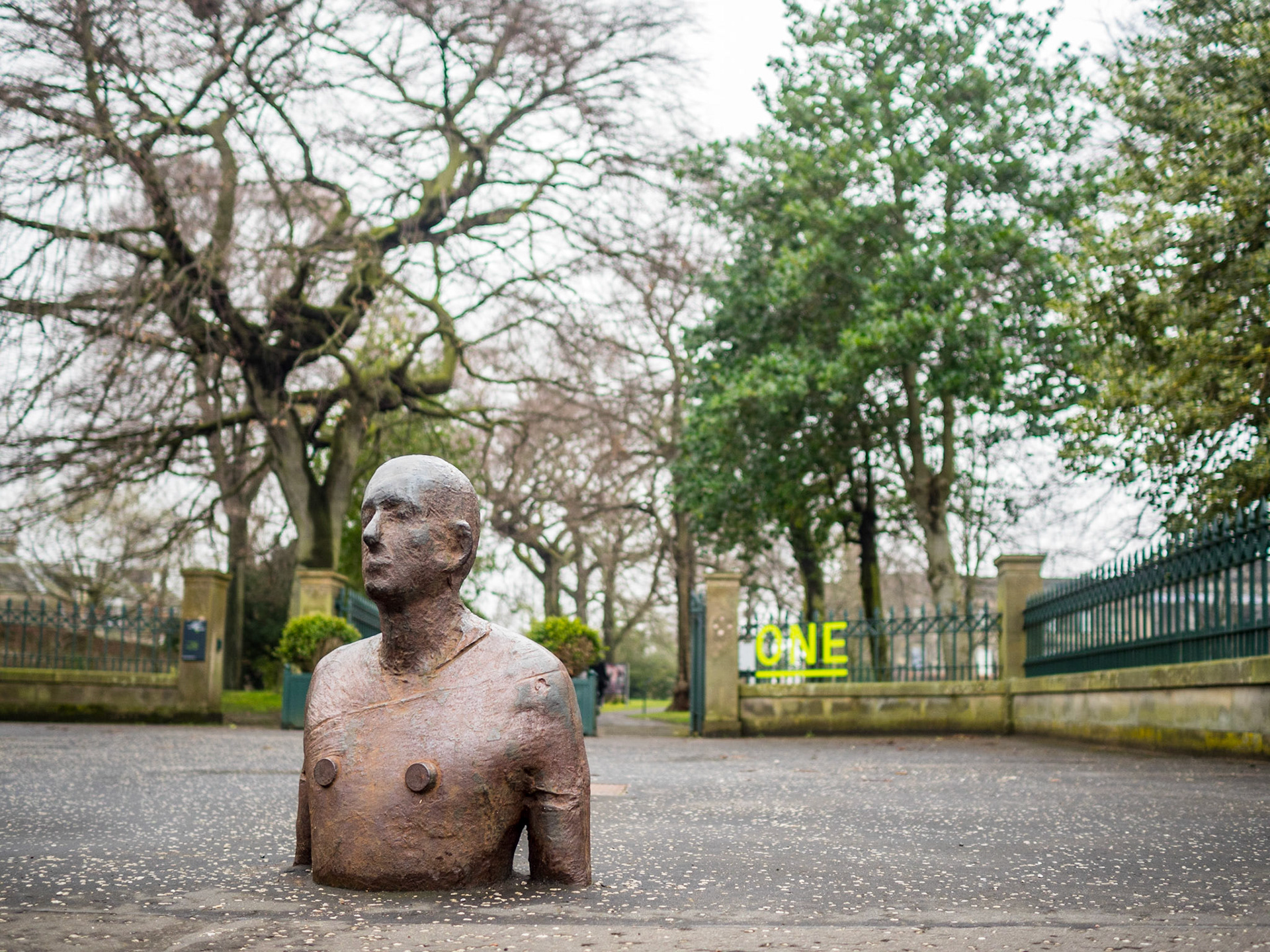 Scottish National Gallery of Modern Art, Antony Gormley sculpture at entrance gate