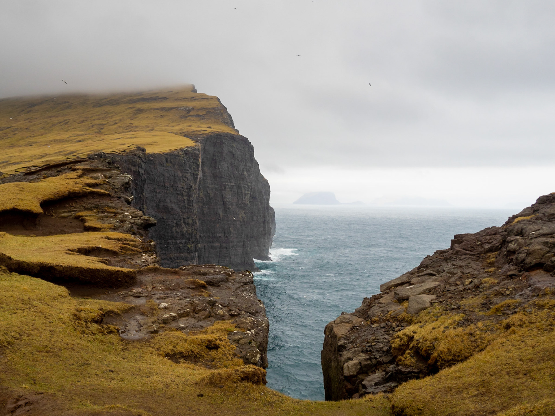 The cliffs by Leitisvatn lake