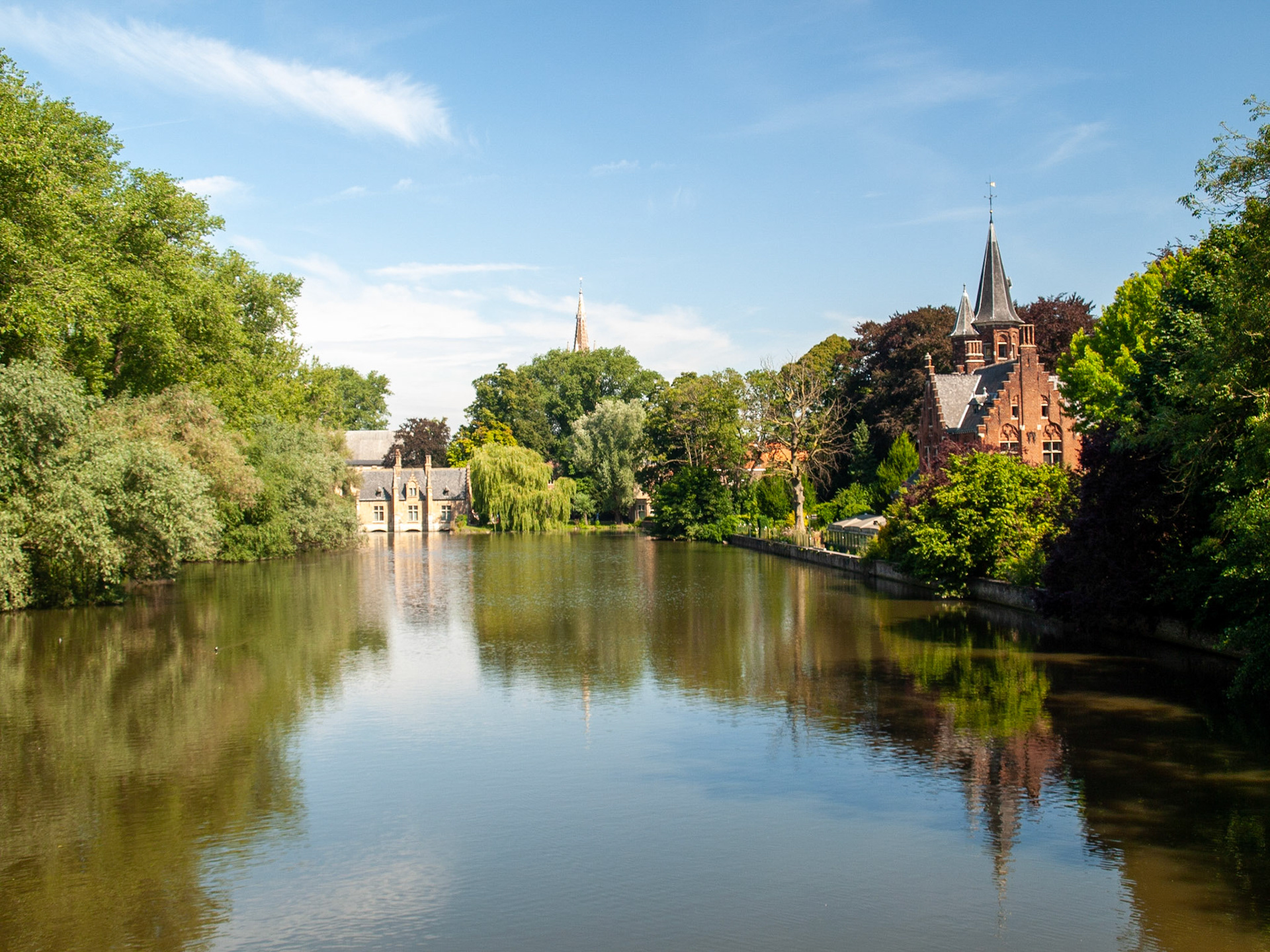 Minnewater with reflection in the water