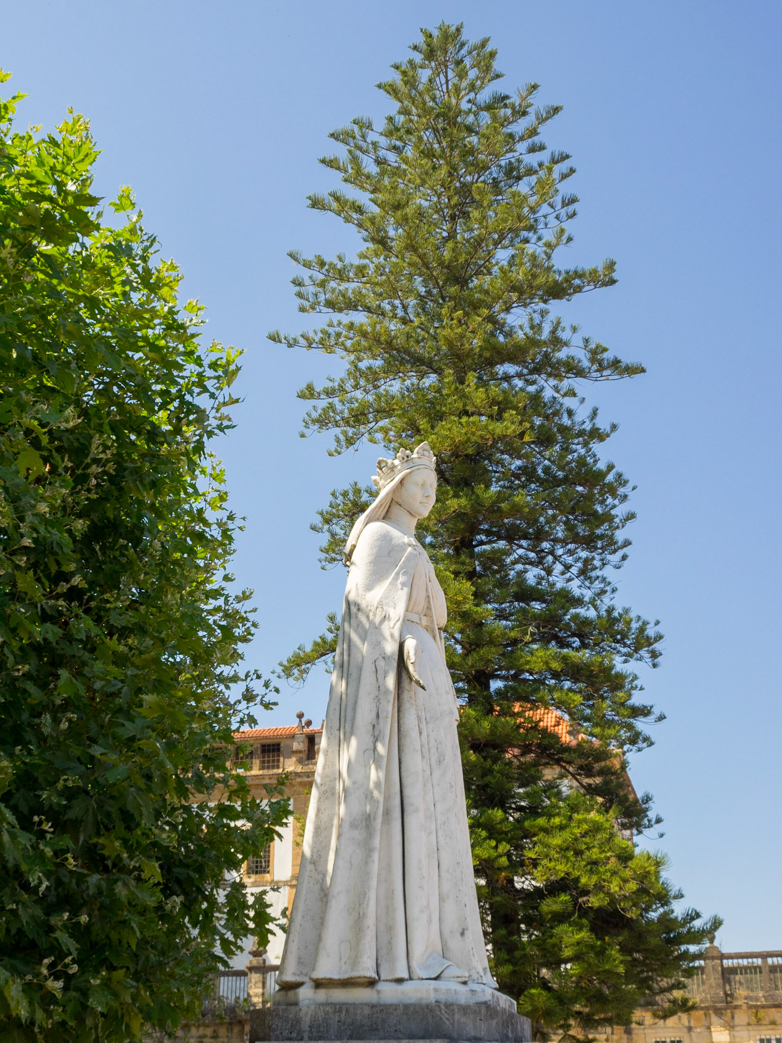 Queen Santa Isabel statue