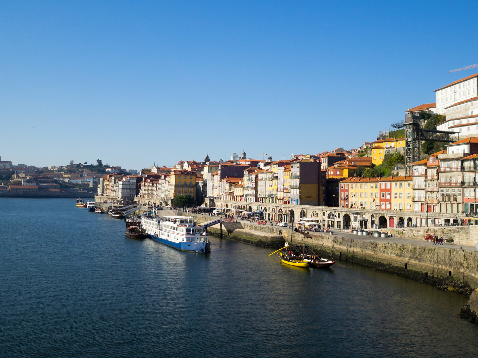 Riberira neighbourhood riverfront buildings, Oporto