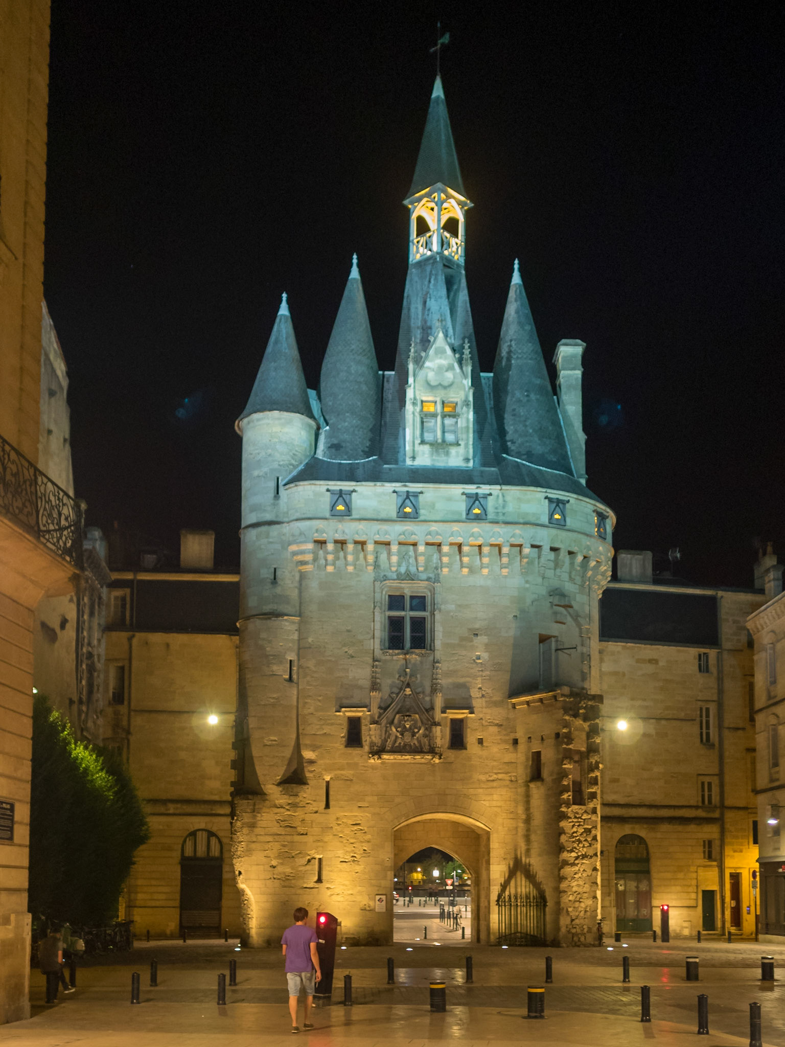 Bordeaux La Porte Cailhau at night