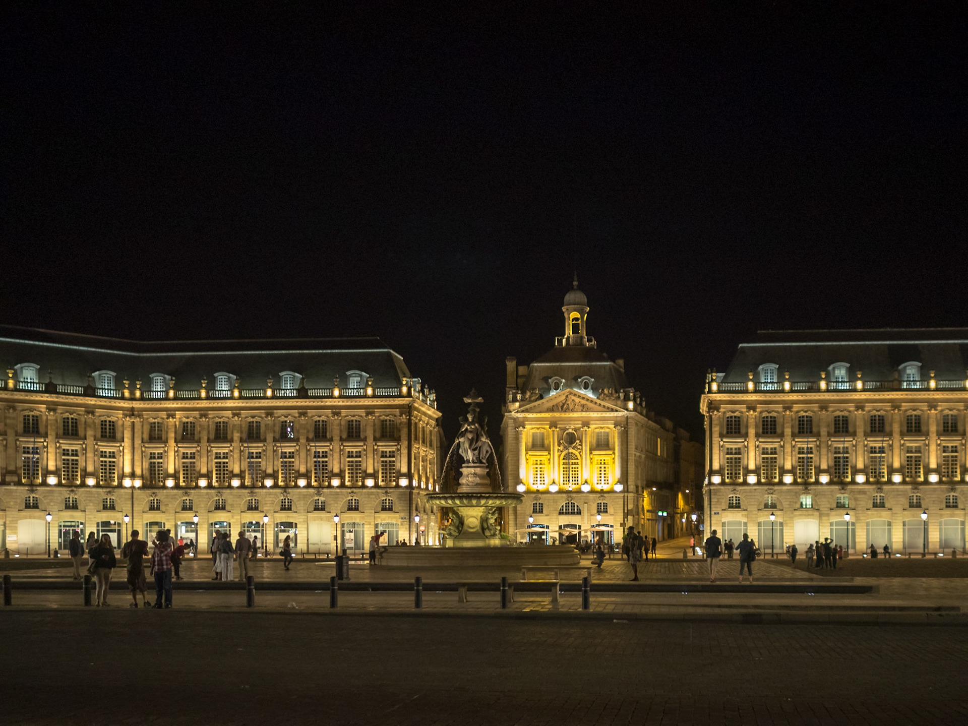 Bordeuax Place de la Bourse at night