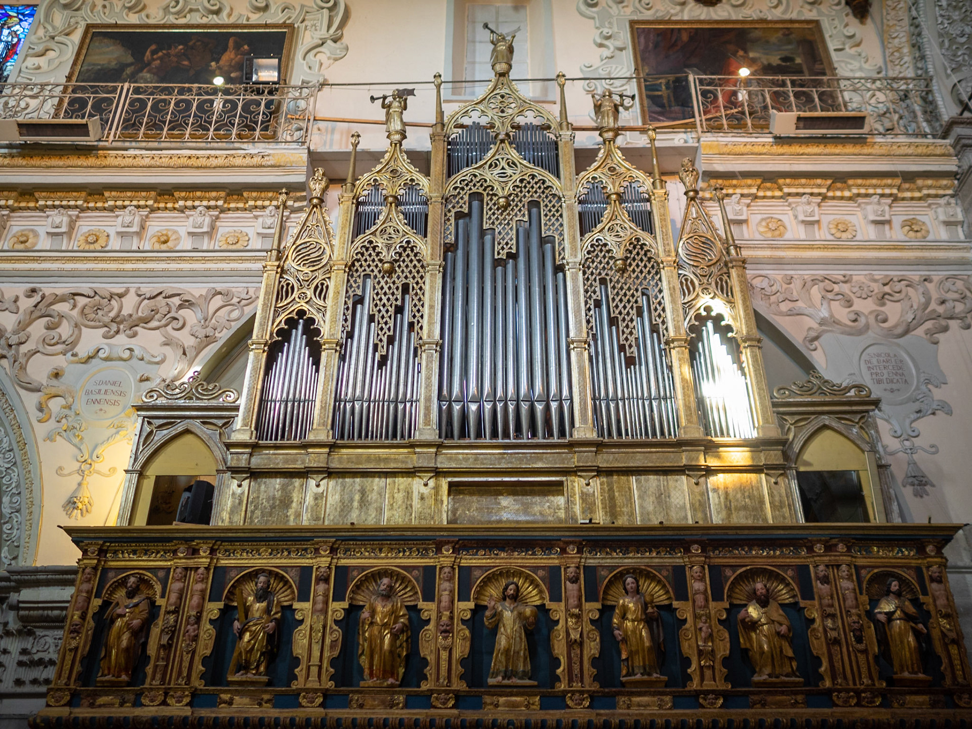 Enna Cathedral organ over a balcony with images of Christ and the Apostles