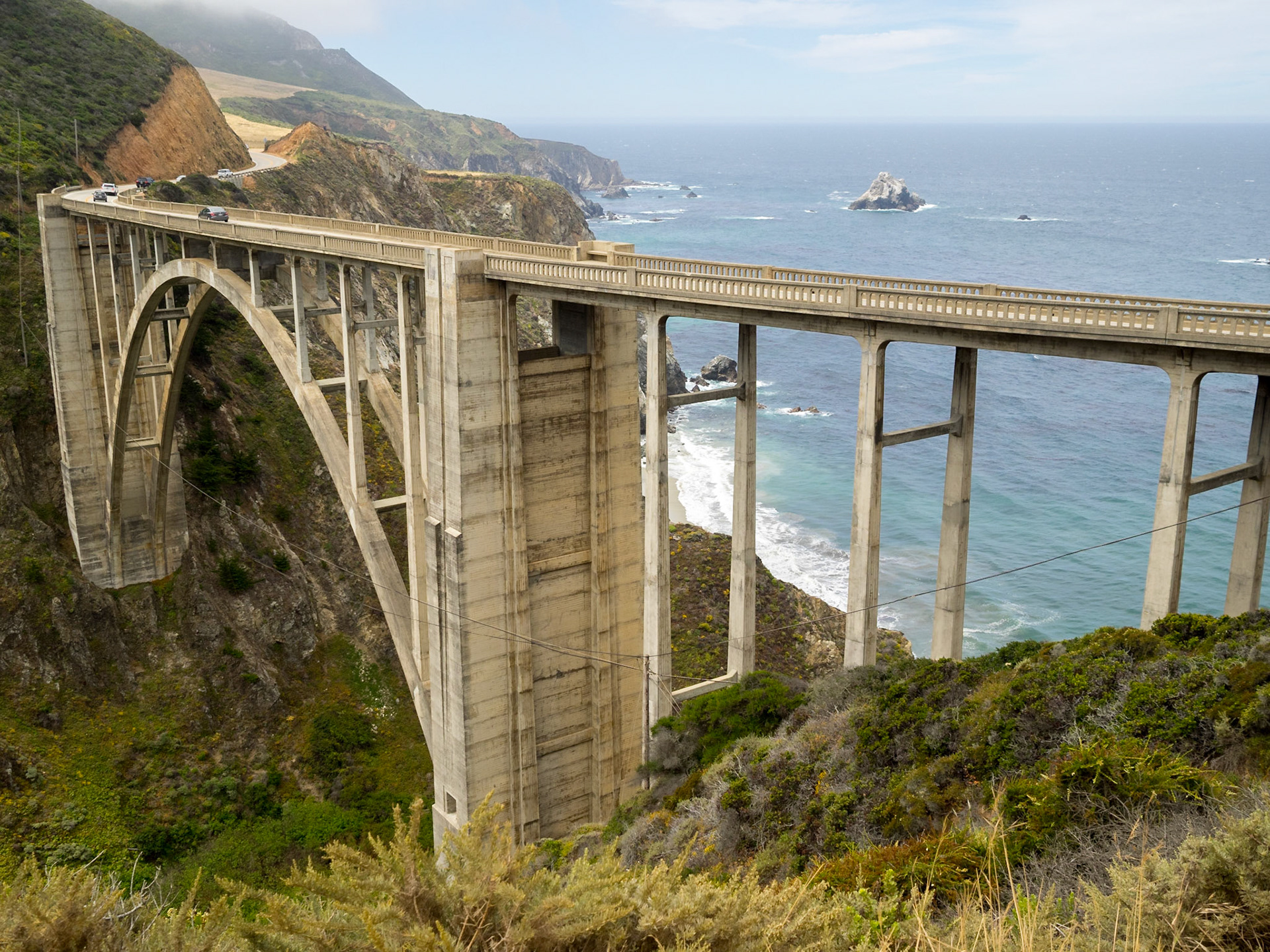 Bixby Bridge in Big Sur aside the Pacific Ocean