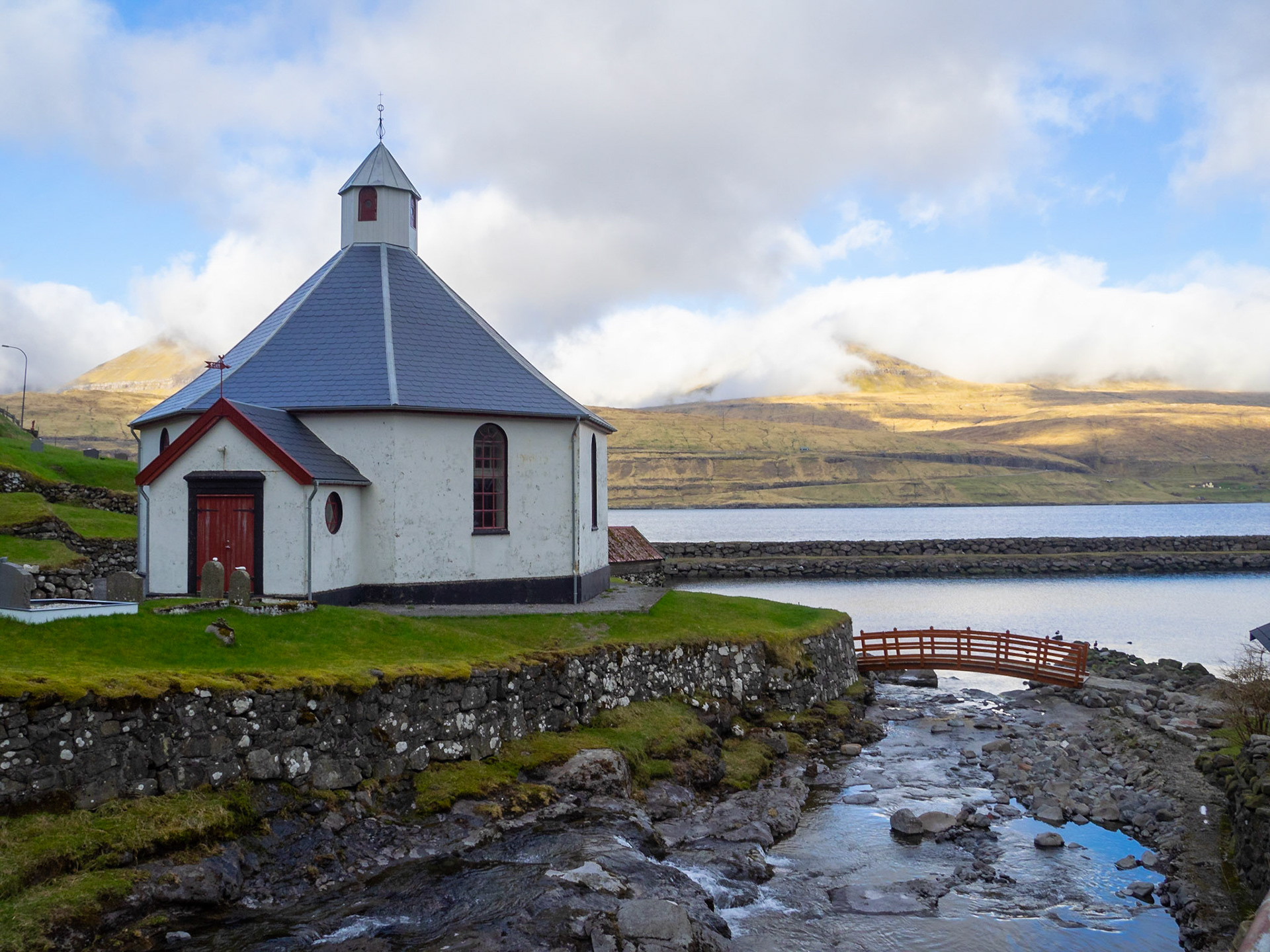 Haldarsvík octogonal church
