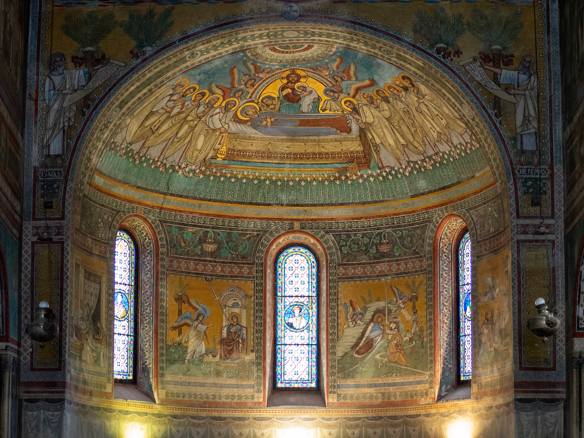 Chiusi Cathedral apse painted by Arturo Viligiardi in finto mosaico, to give the appearance of an early Christian church