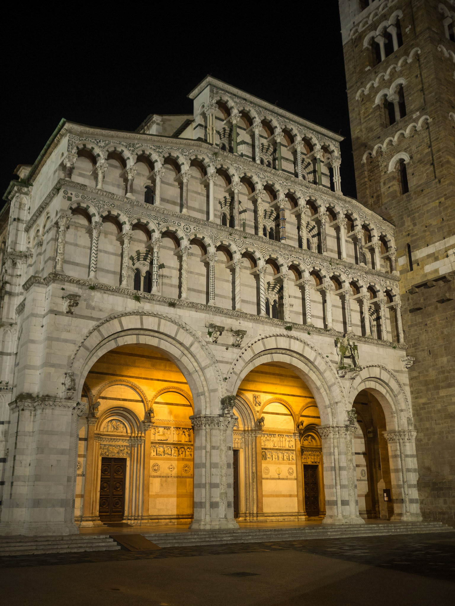 Lucca Duomo at night