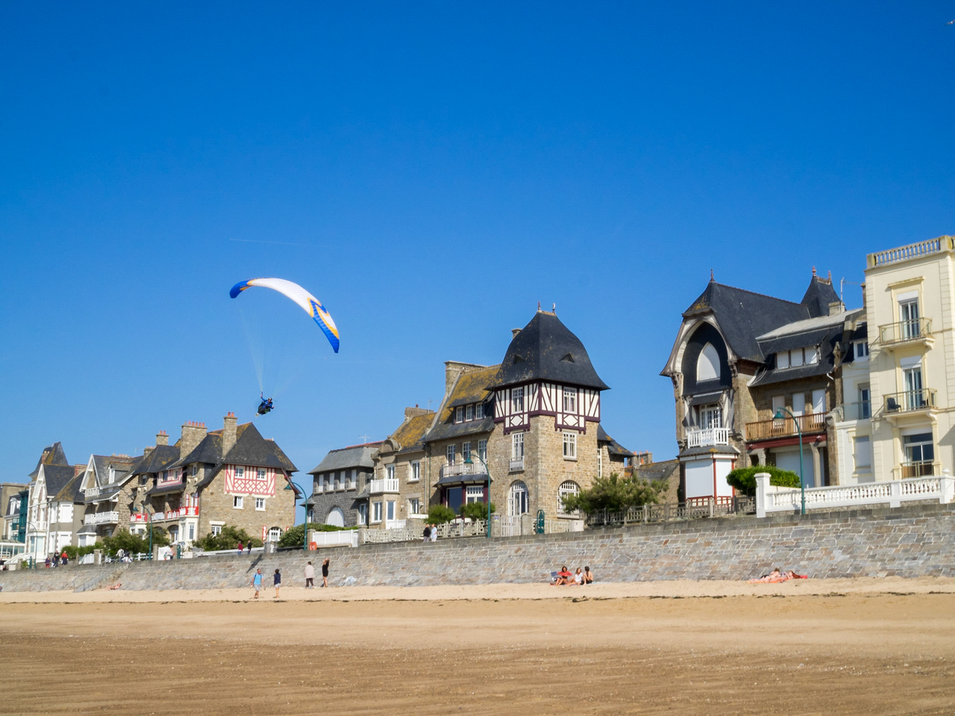 Paragliding in Saint-Malo beach