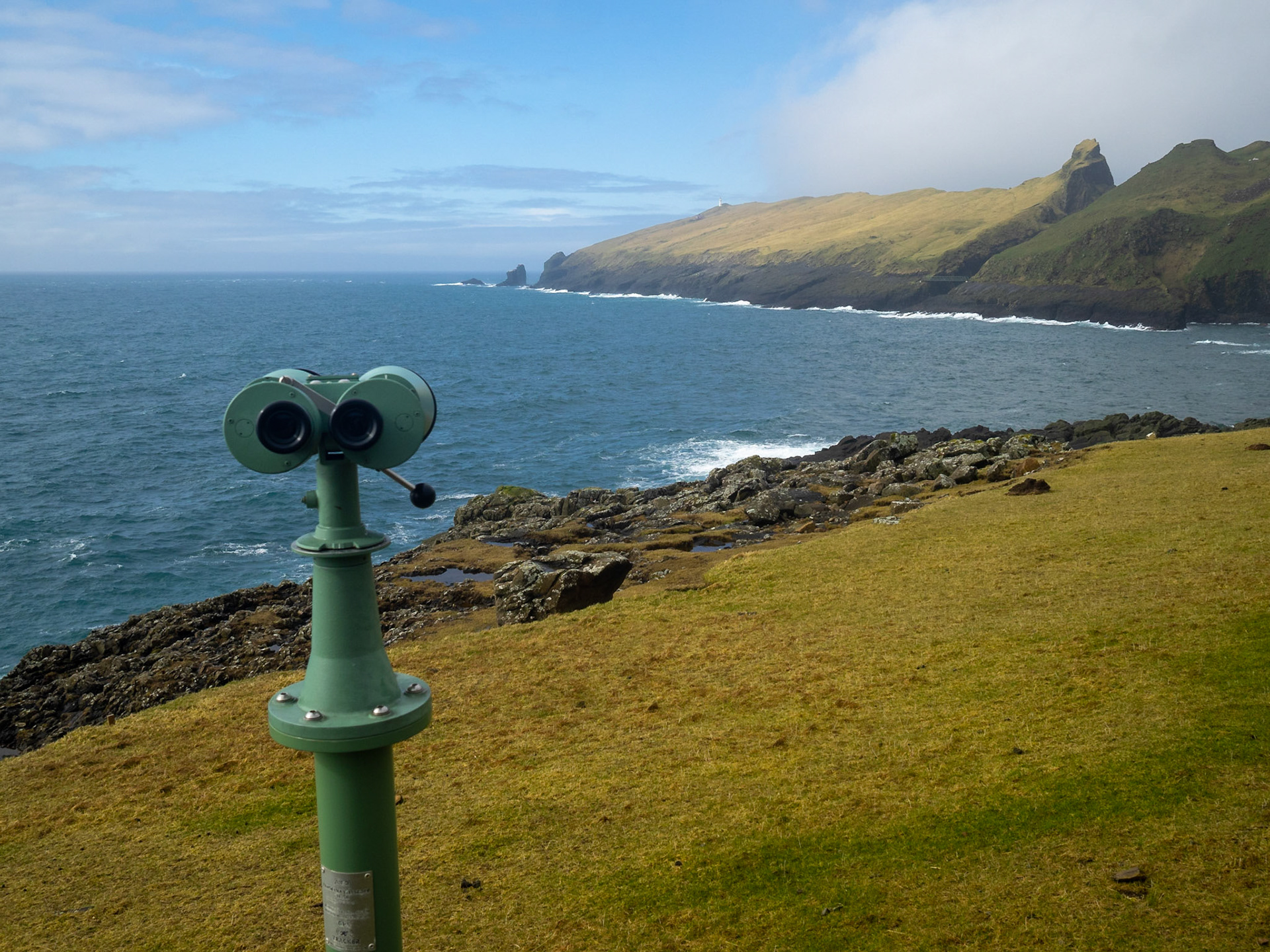 Binoculars pointing at Mykineshólmur