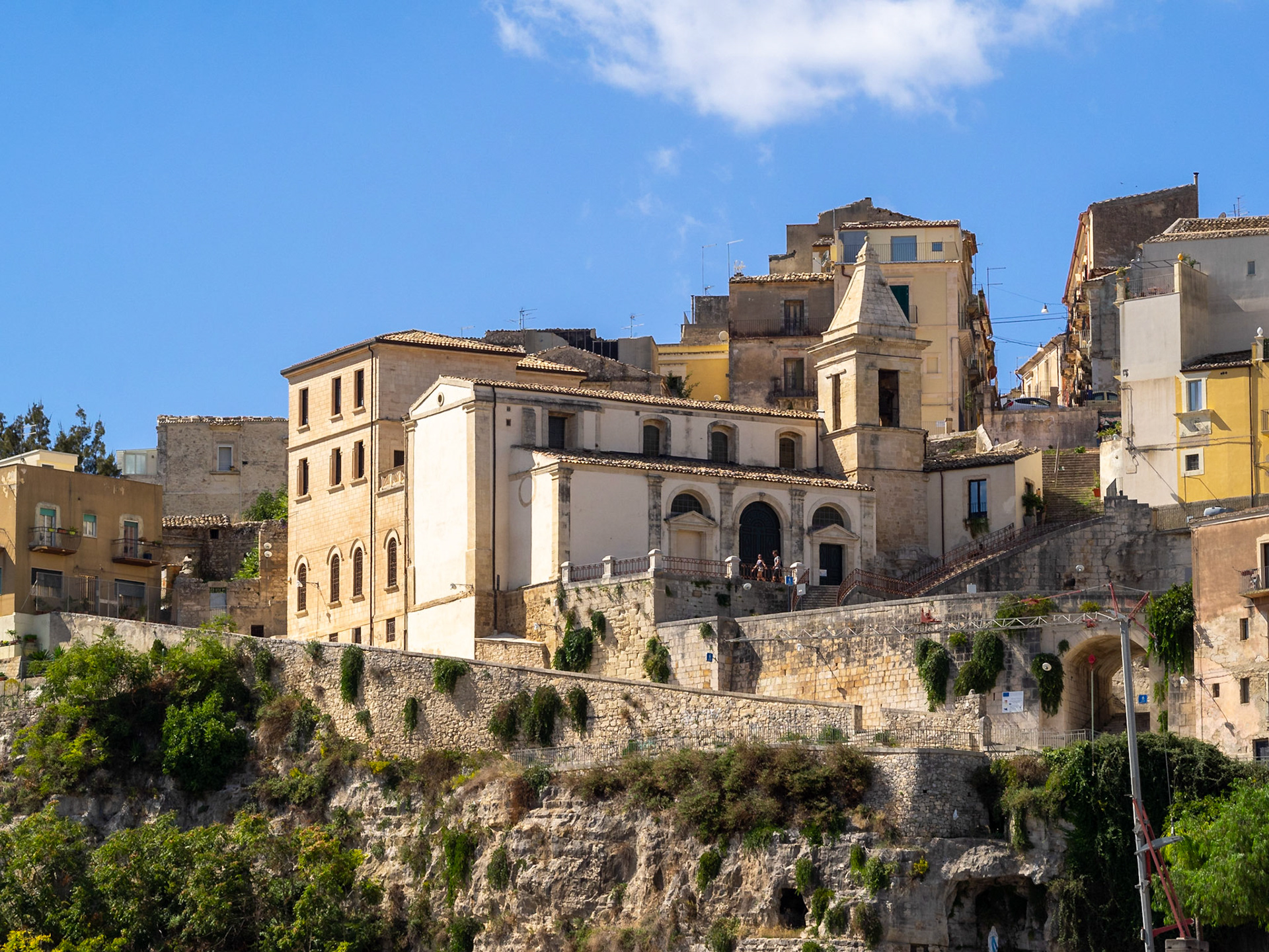 Chiesa di Santa Maria delle Scale between Ragusa houses