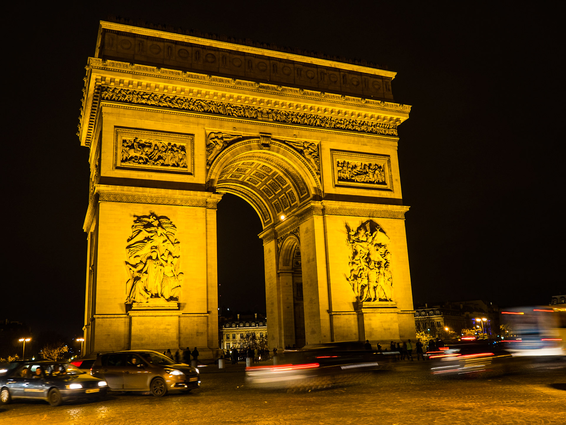Arc du Triomphe at night