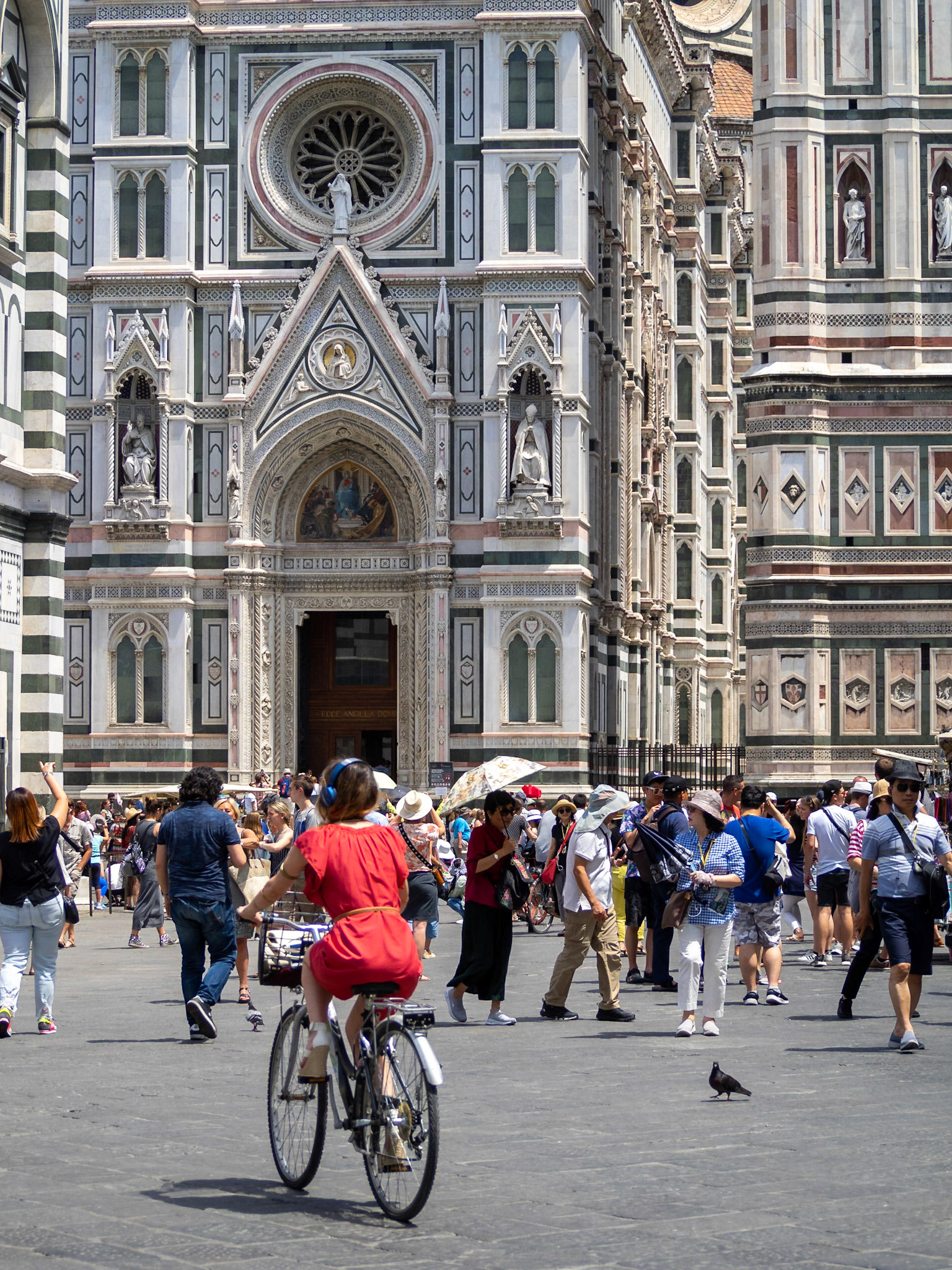 The crowds by Santa Maria del Fiore, Florence