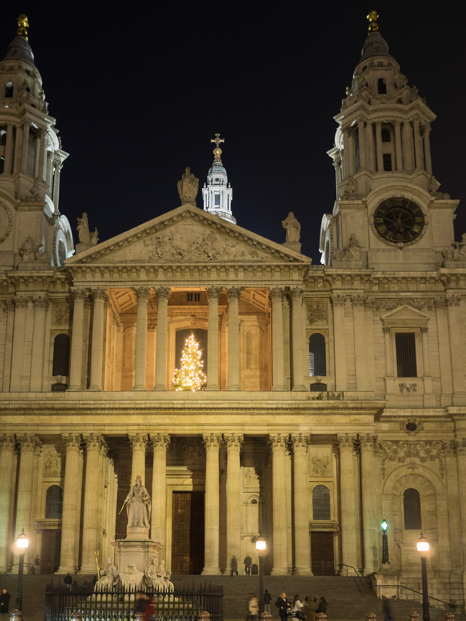 St Paul's Cathedral facade light at night