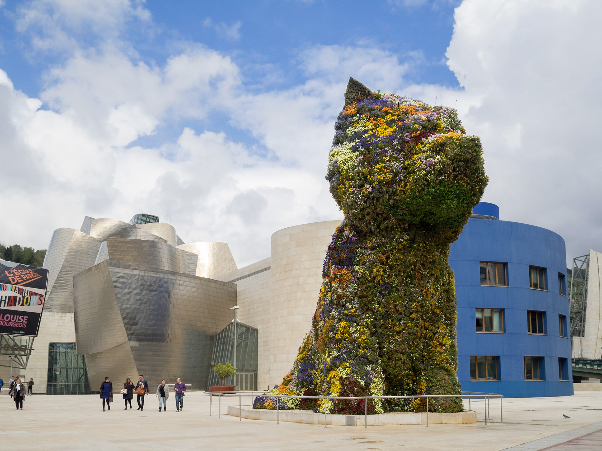 Jeff Koons Puppy flower sculpture outside Guggenheim Bilbao Museum