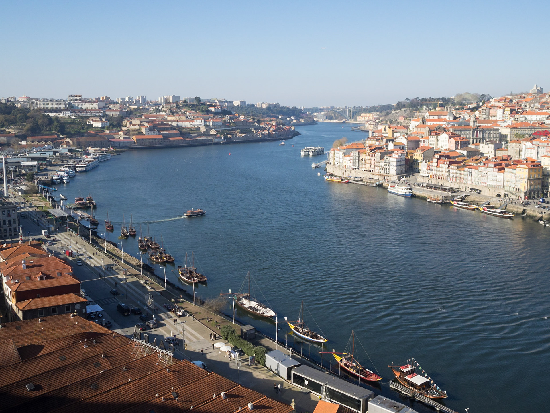 Douro River bends between Oporto and Vila Nova de Gaia