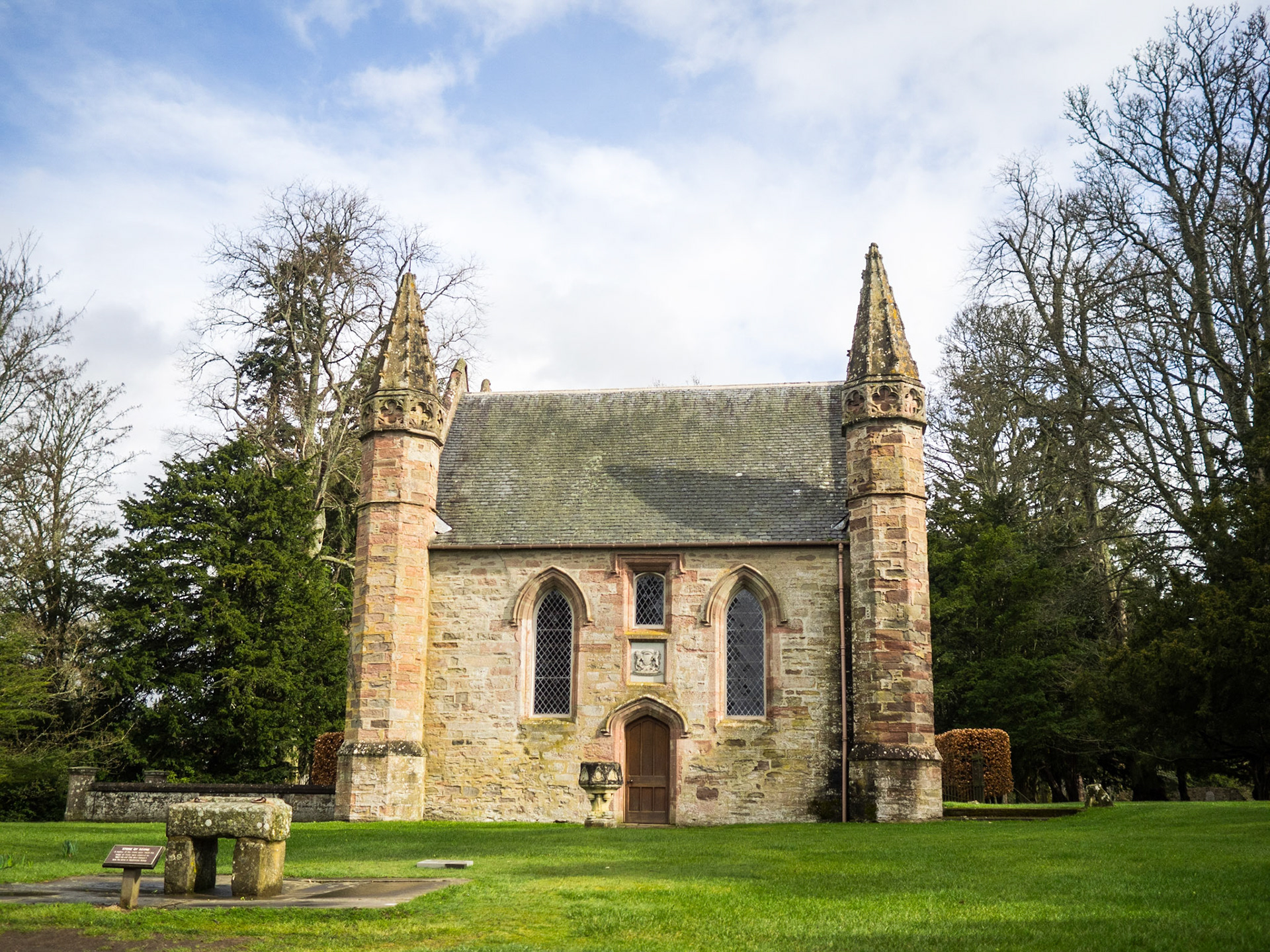 Stone of Destiny and chapel in Moot Hill