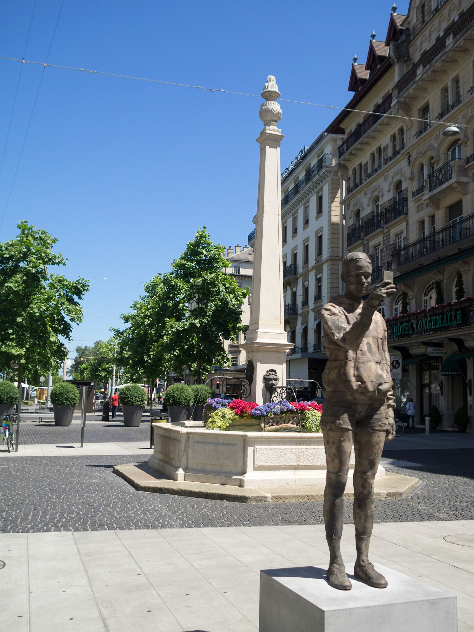 Taking a selfie statue in the streets of Geneva