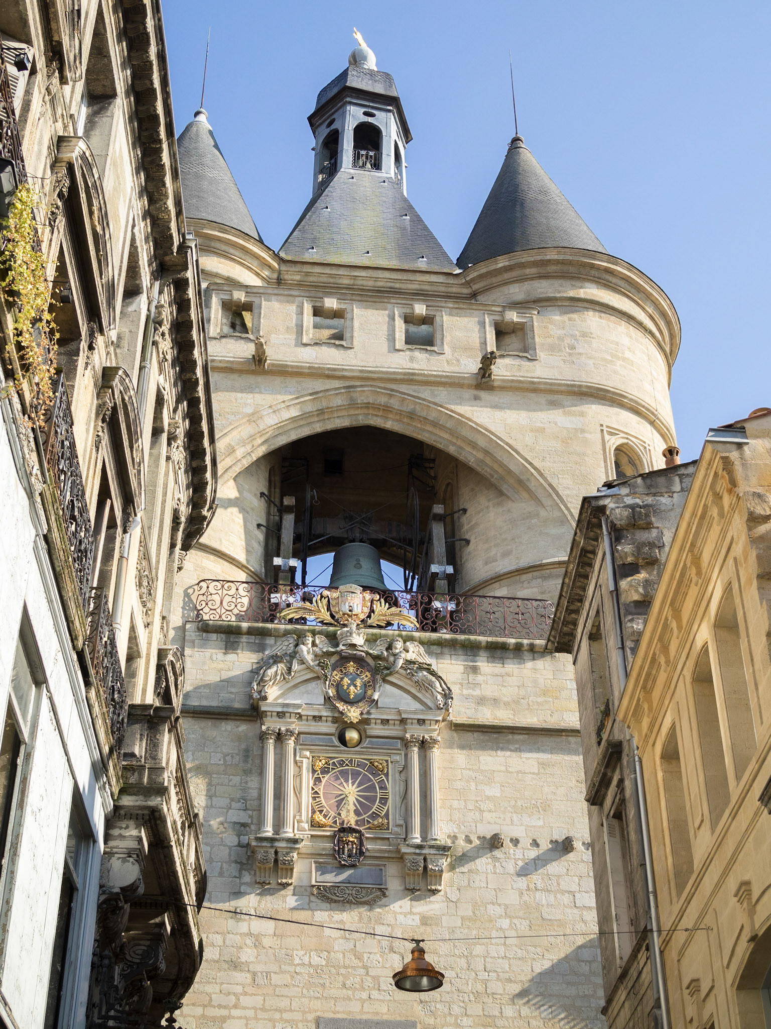 Clock and bell tower of Église catholique Saint-Eloi between the buildings