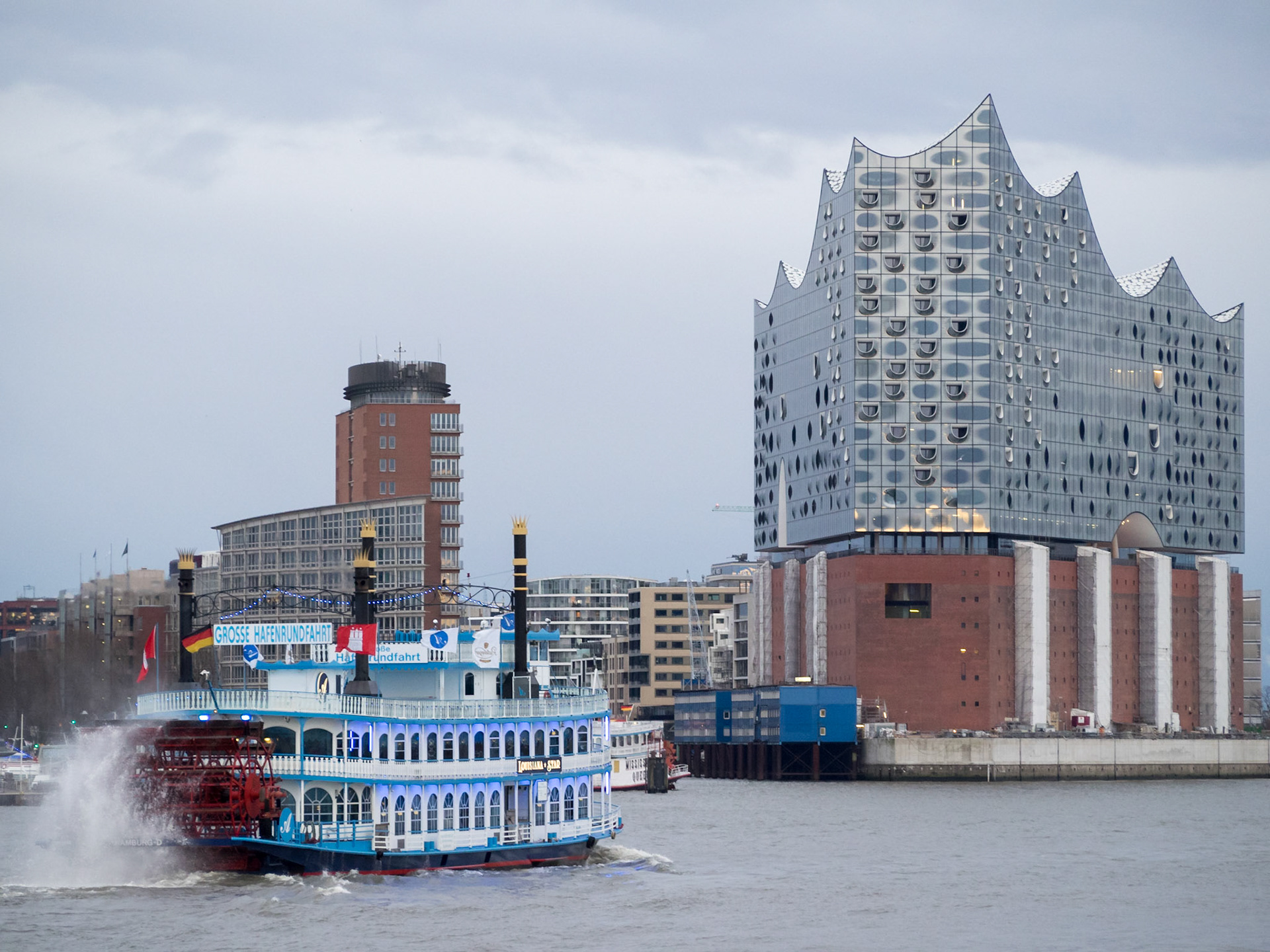 Elbphilharmonie building and tourist boat