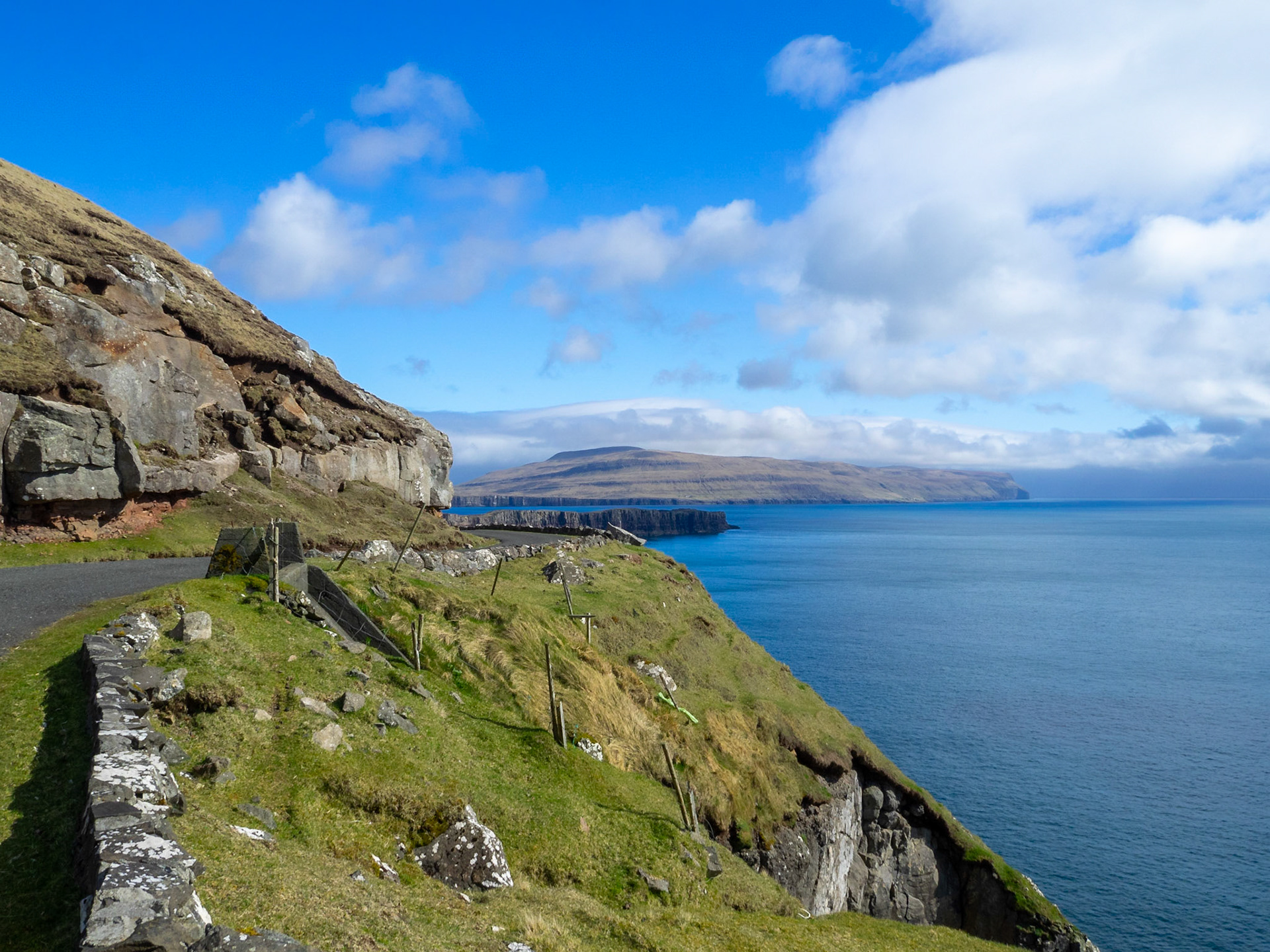 Søltuvíkar vegur road atop the cliffs of south Sandoy island