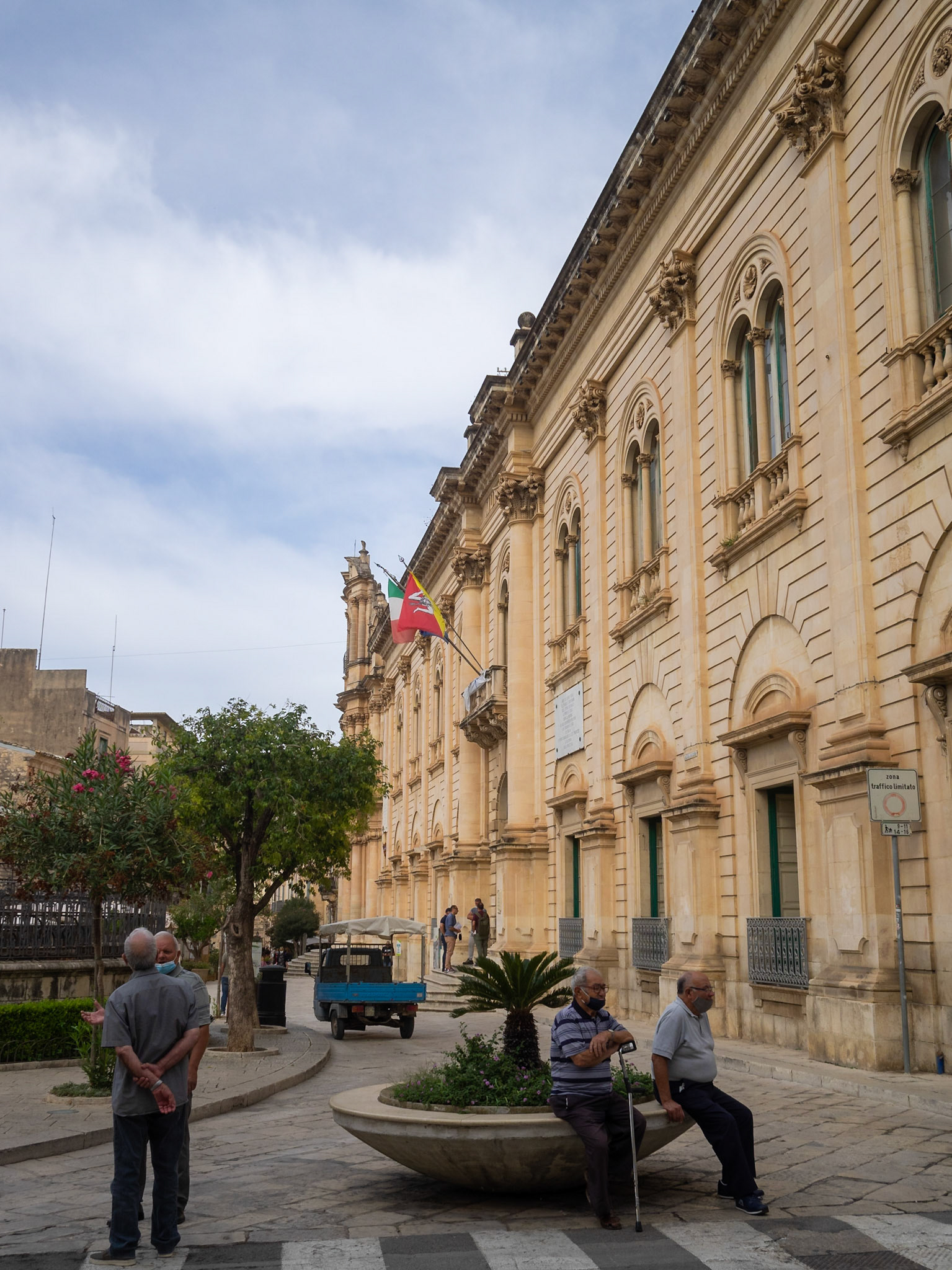 Old men at Via Mormino Penna, Scicli