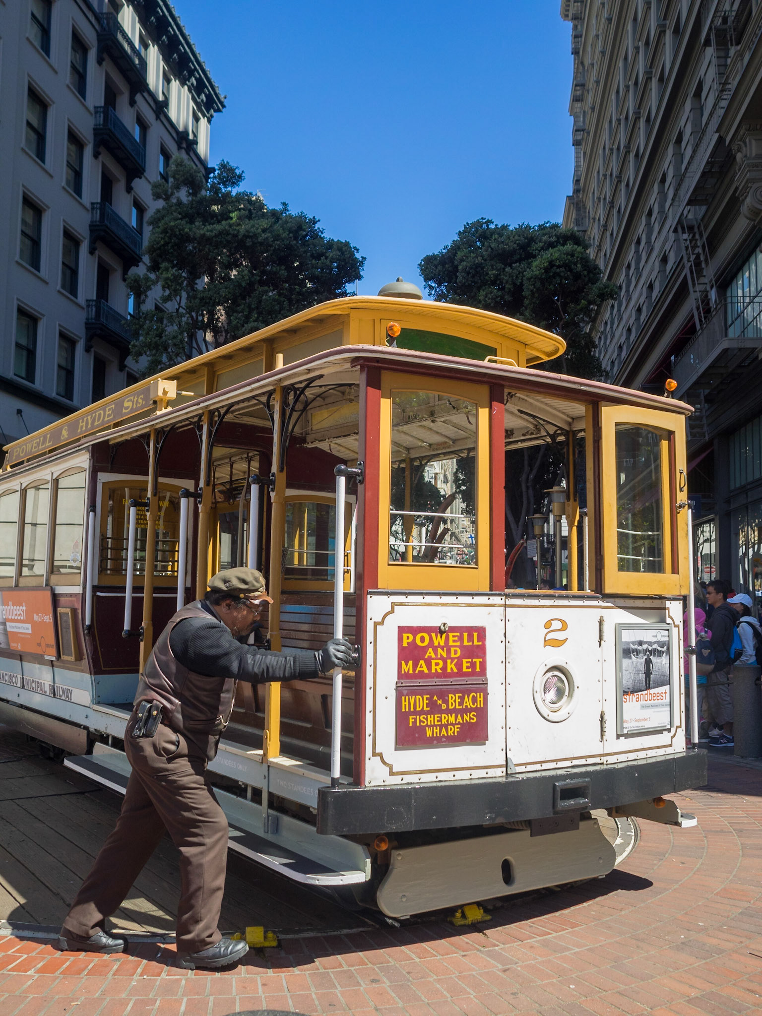Turning the cablecar in Powell Street