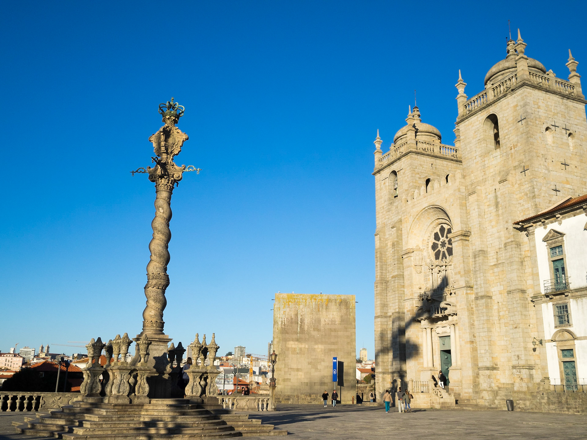 Oporto Sé Cathedral and pillory