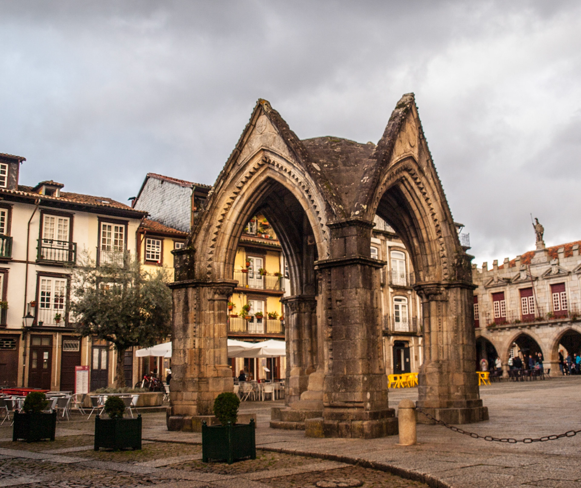 Olive tree square (Largo da Oliveira)