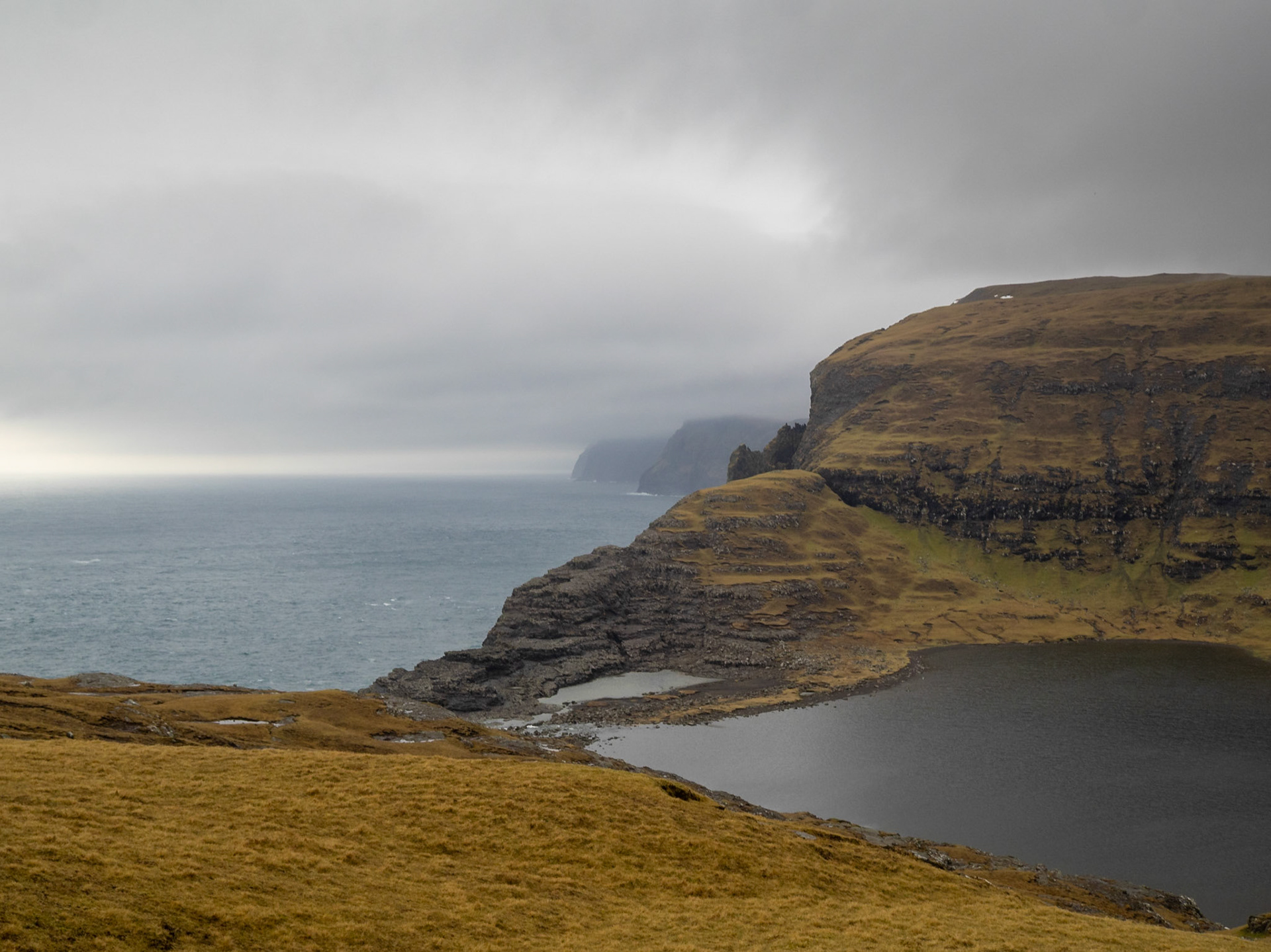 Leitisvatn lake end to the ocean