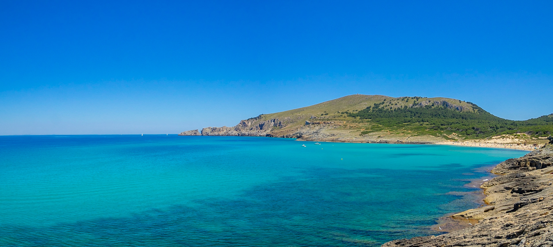 Cala Mesqueda between turquoise waters and the green vegetation, Maiorca