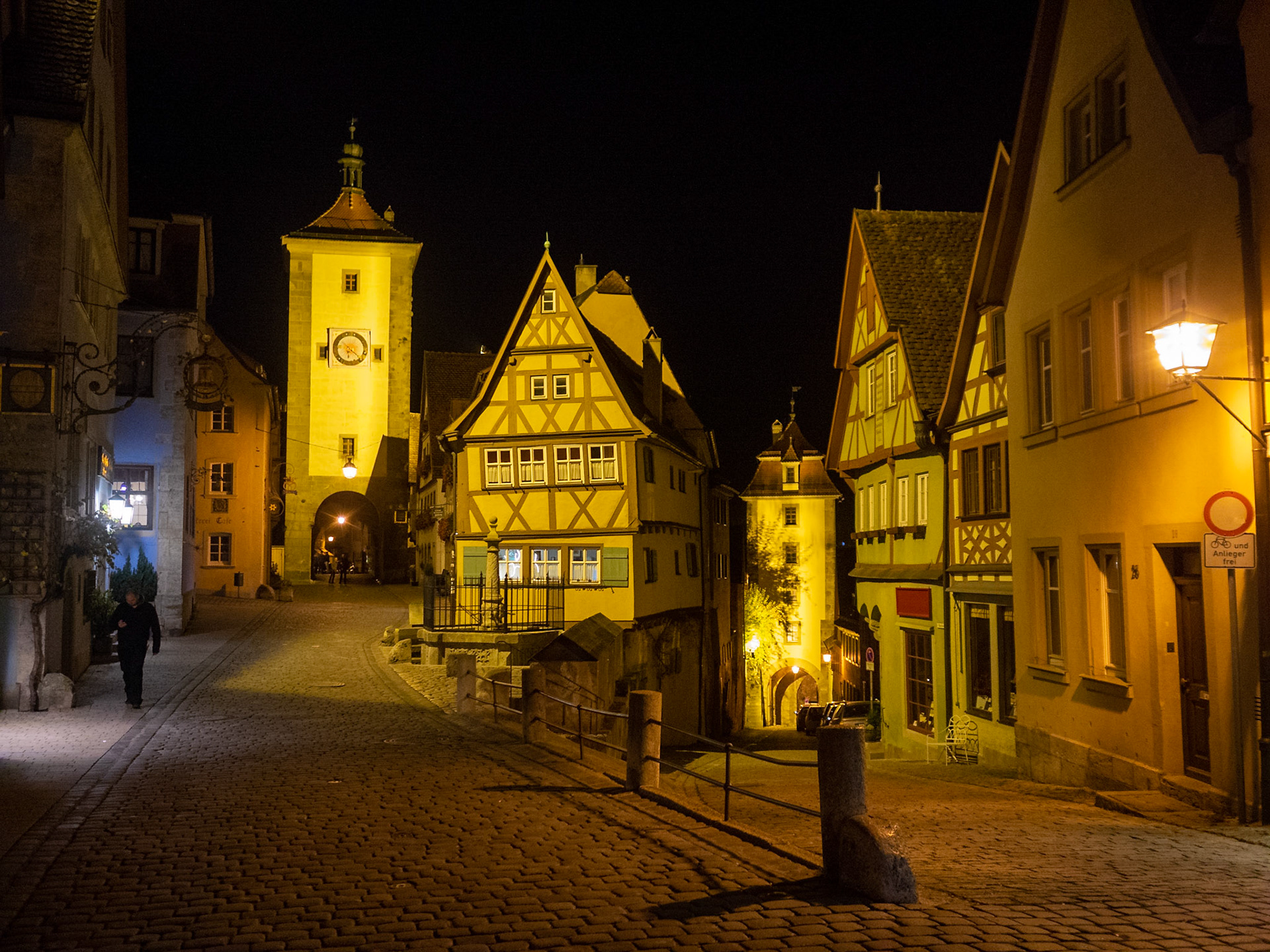 Rothenburg ob der Tauber street at night