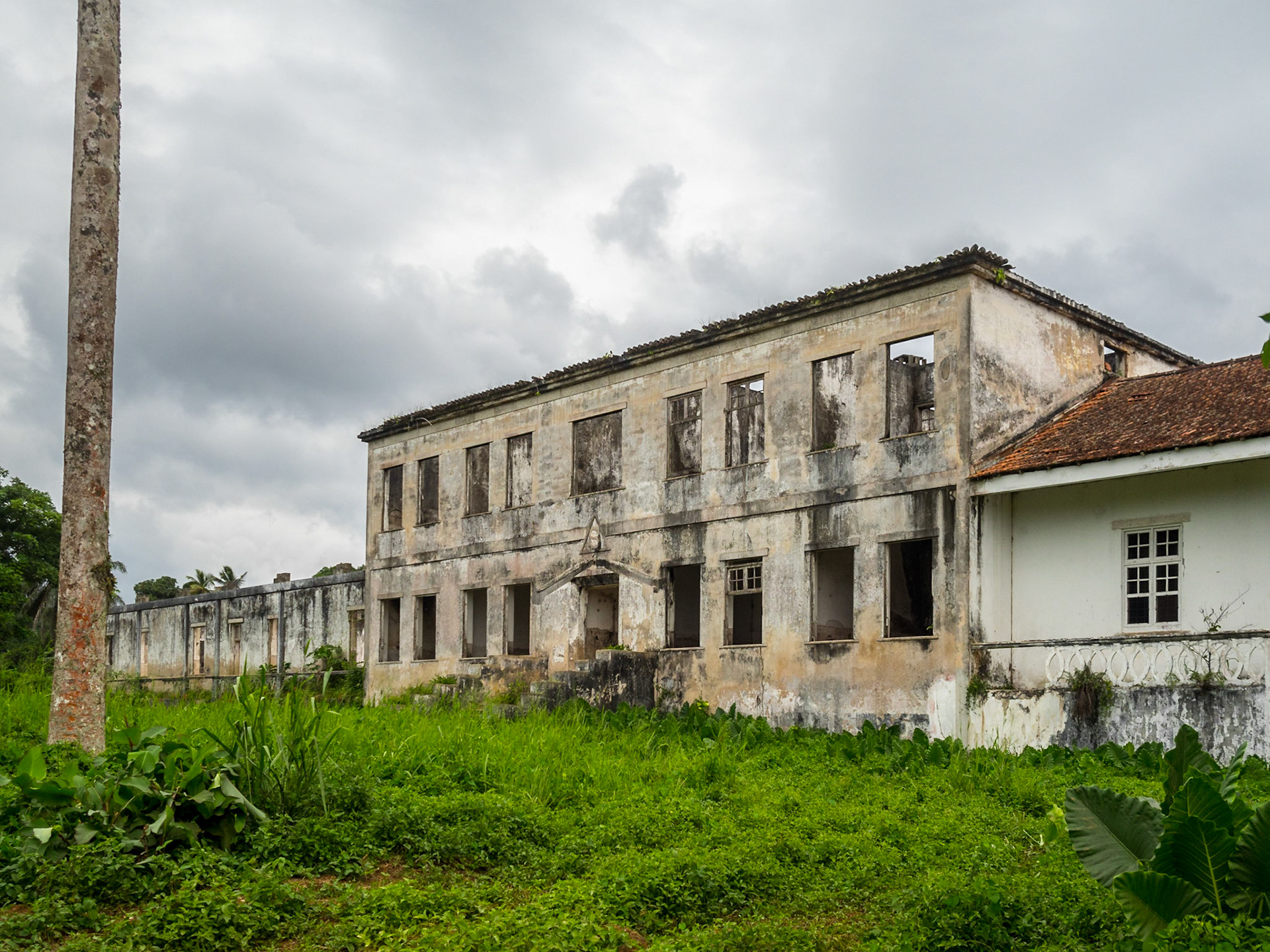 Ruined building of the old hospital of Roça Sundy