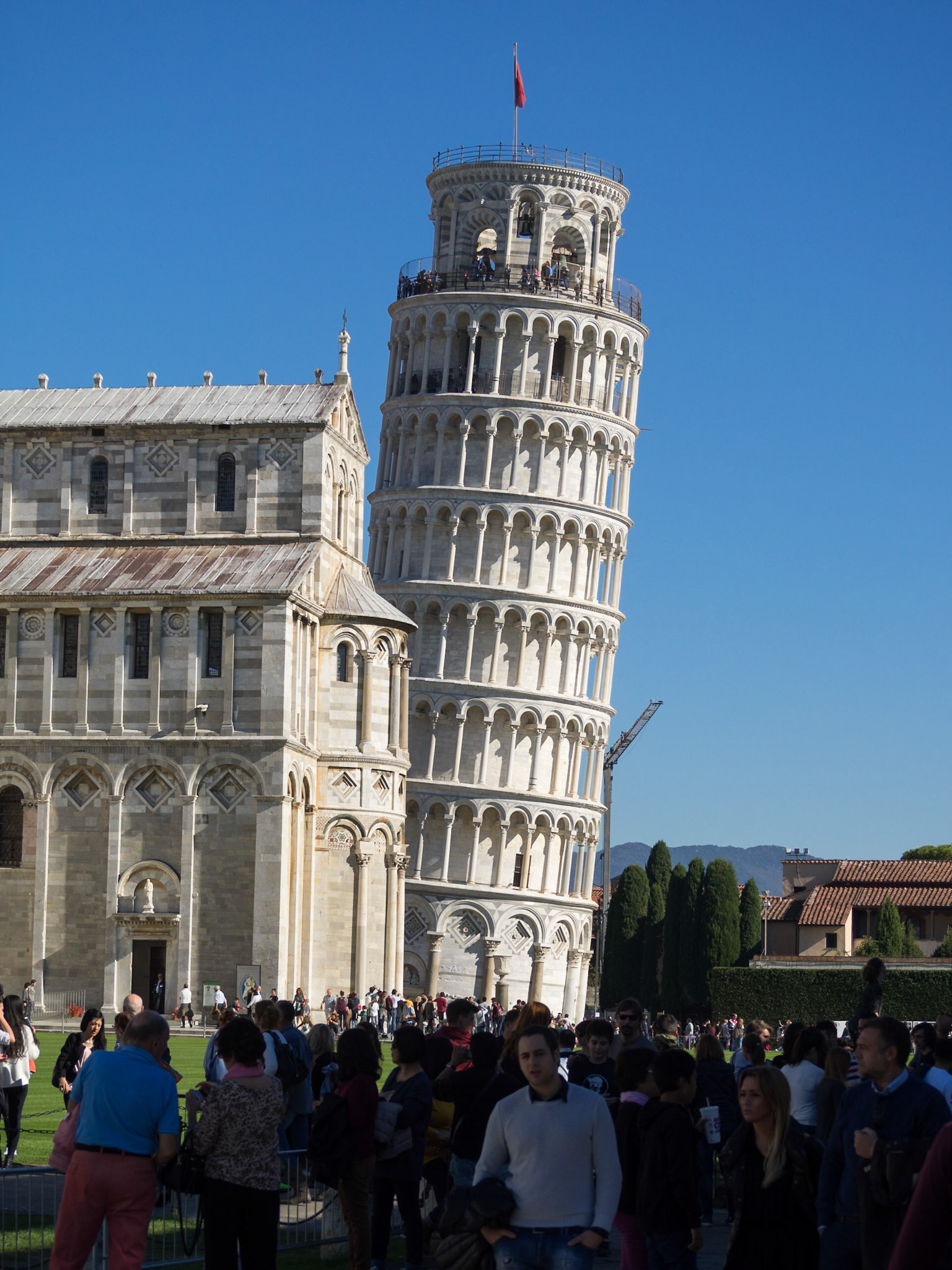 The crowds in Campo dei Miracoli, Pisa