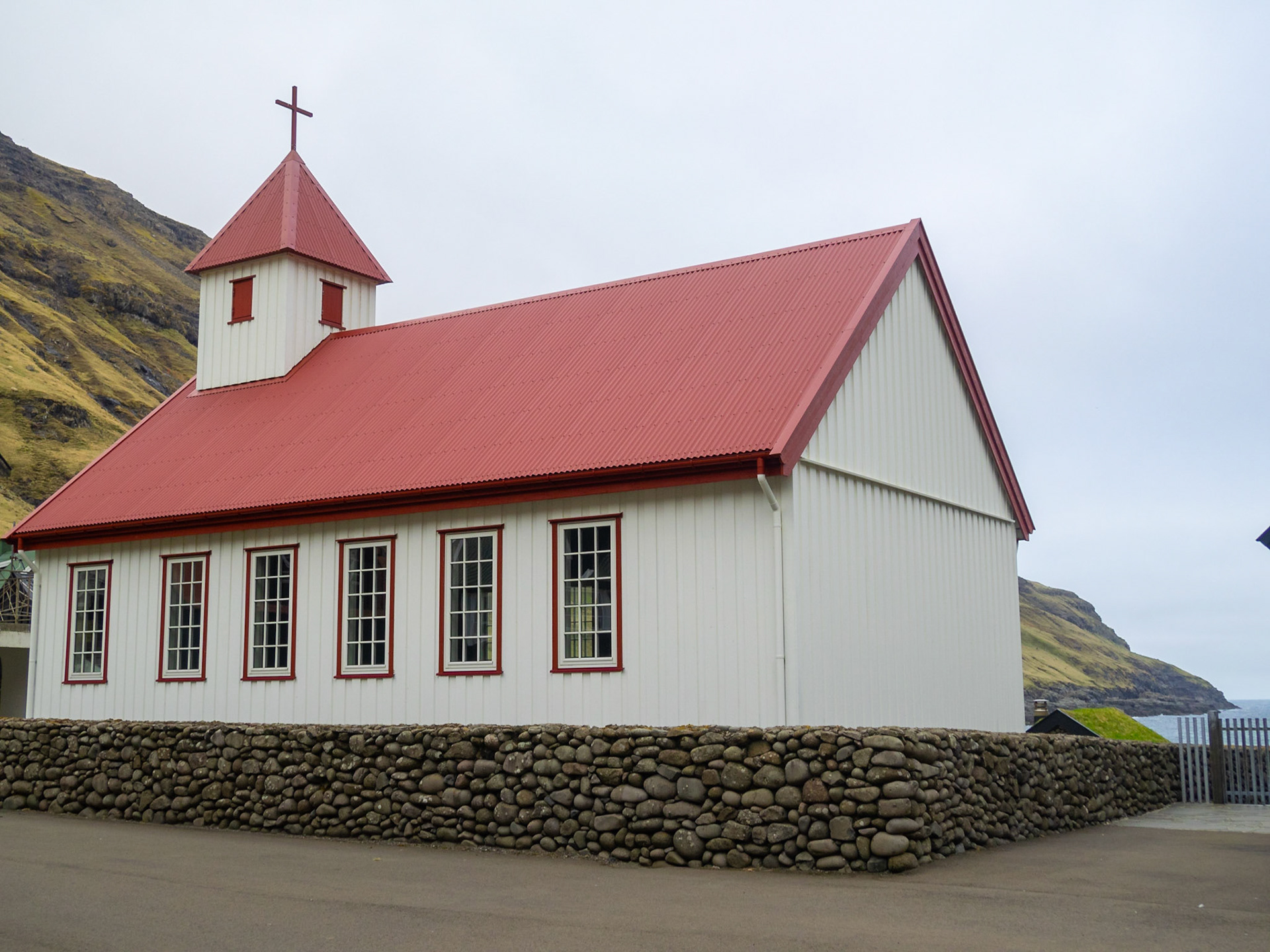 Tjørnuvík white and red church