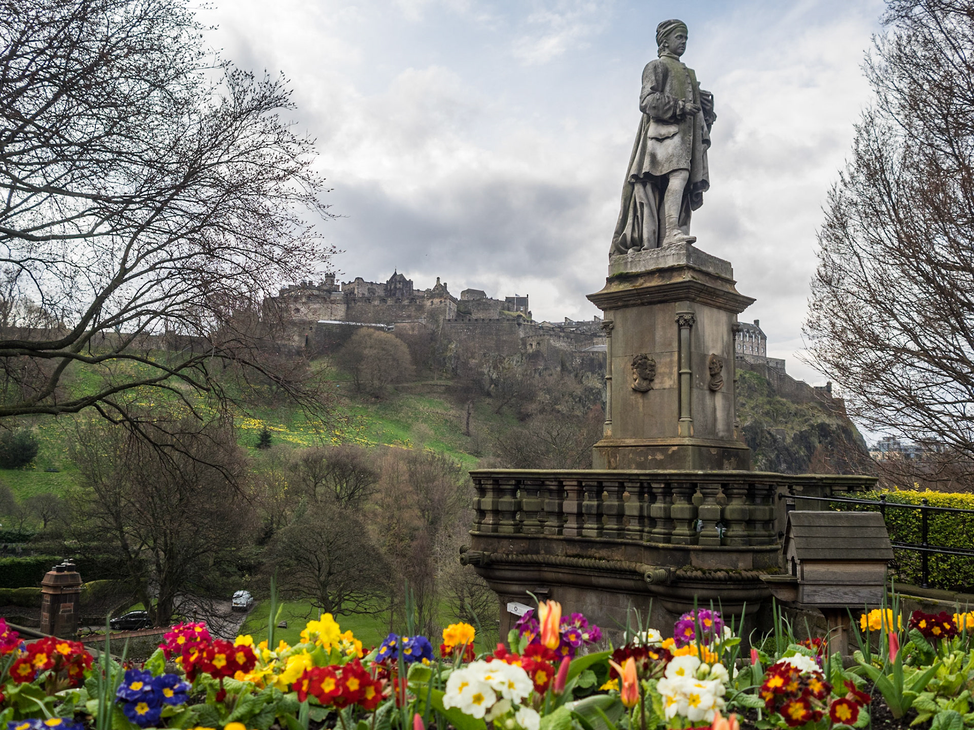 View across the Princes Street Gardens to the Edinburgh Castle