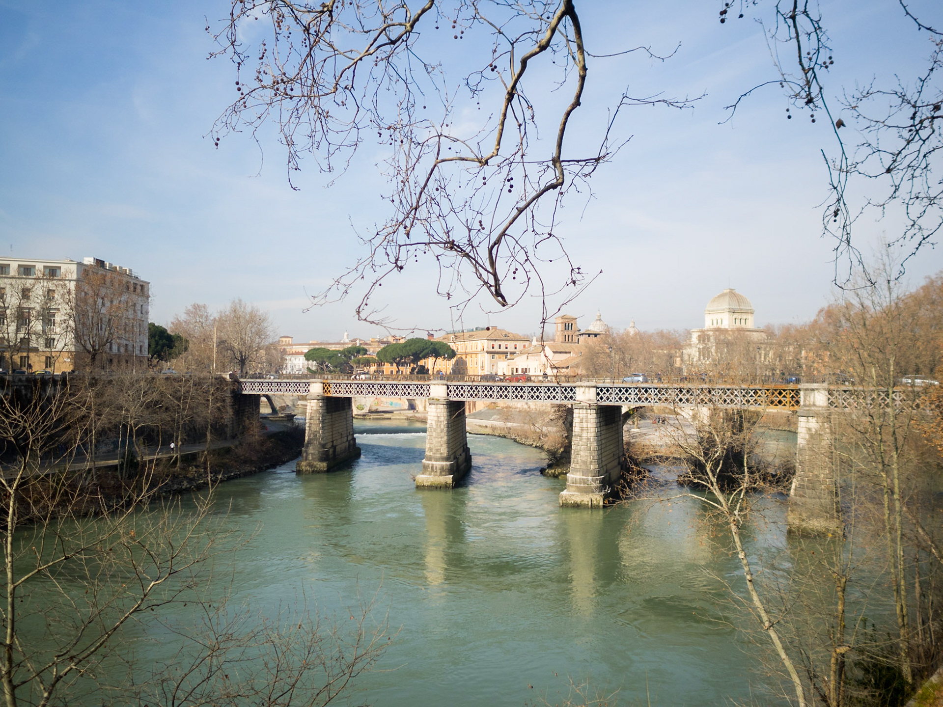 Palatino bridge over Tiber river