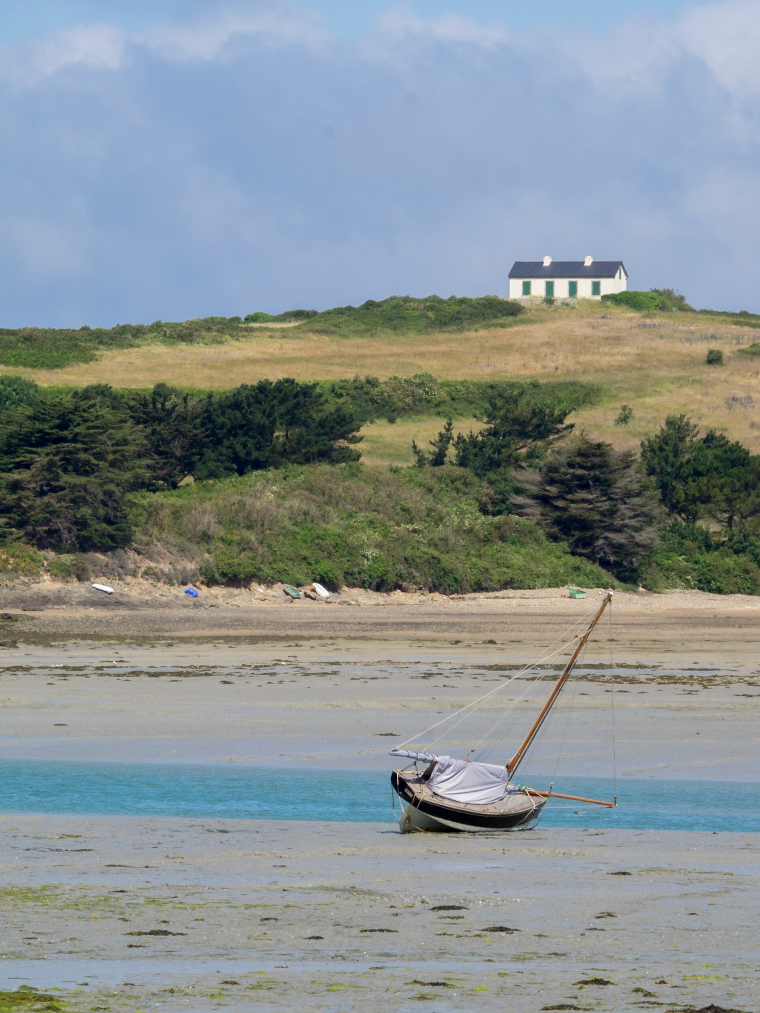 Boat stuck in the low tide